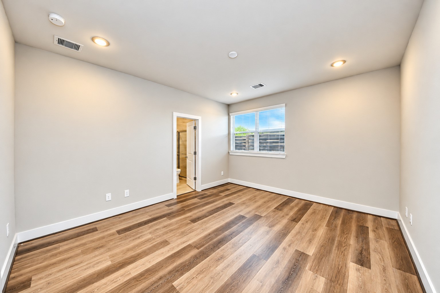 !st Floor bedroom w/ensuite !st Floor bedroom w/ensuite