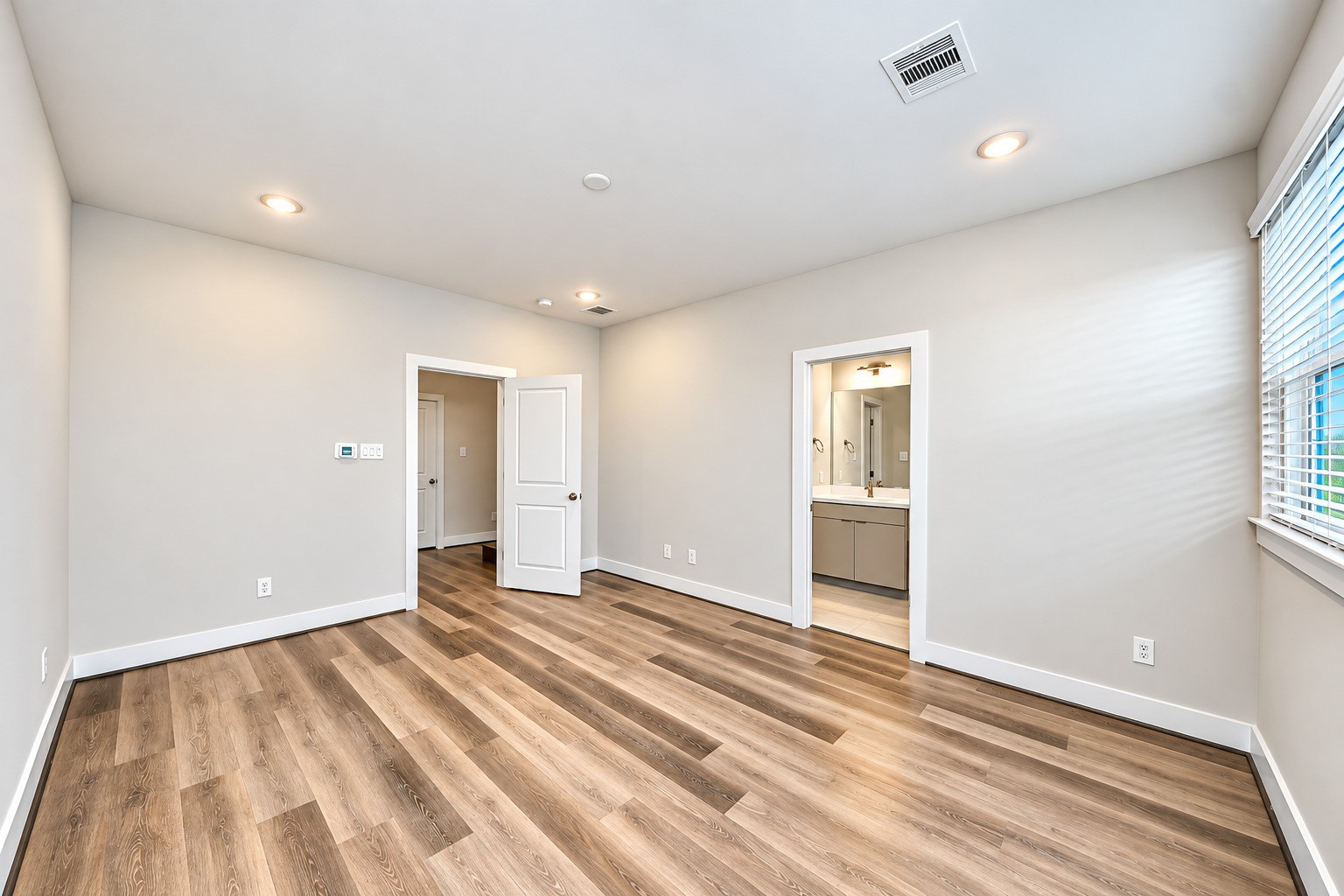 !st Floor bedroom w/ensuite !st Floor bedroom w/ensuite