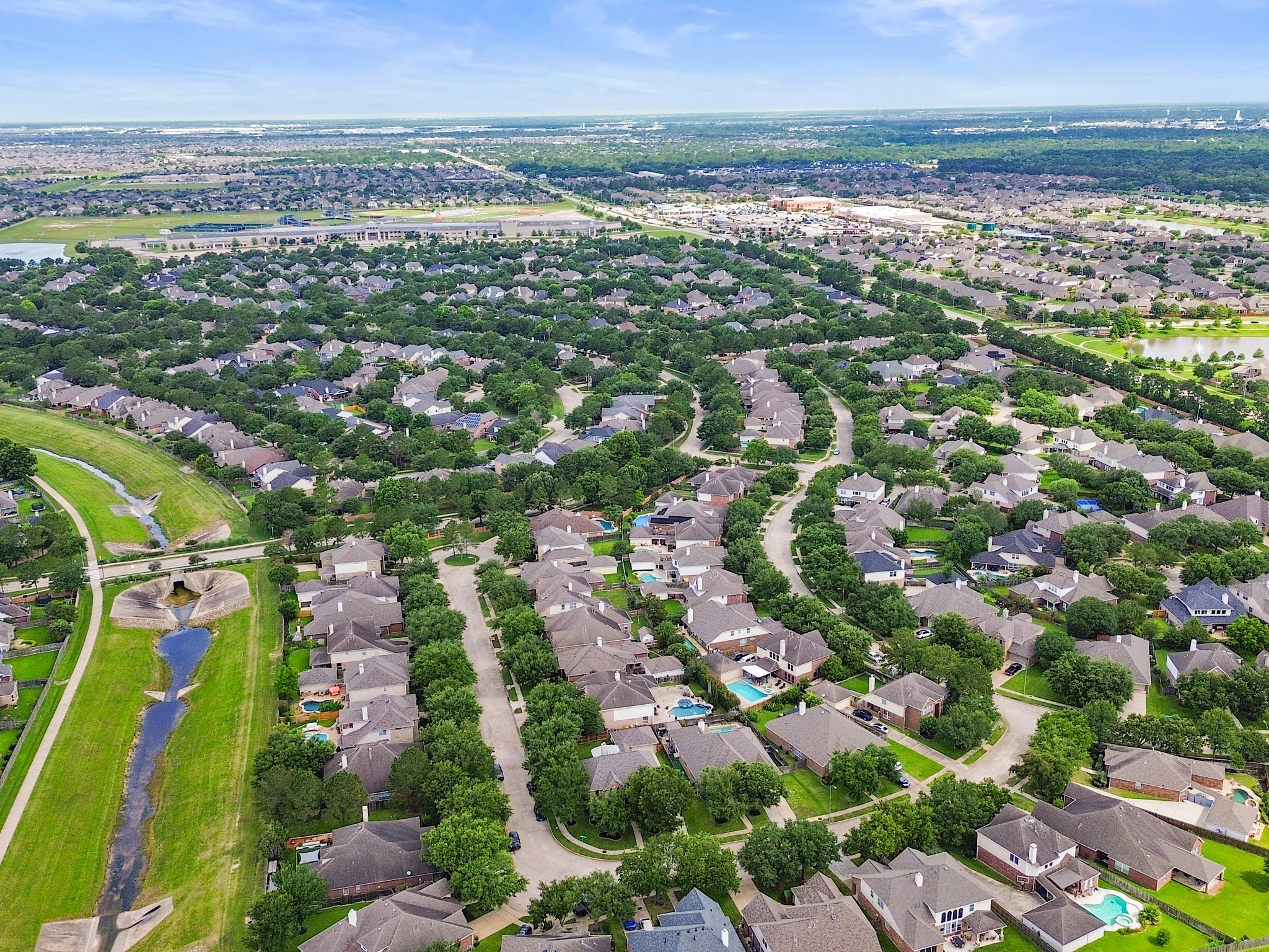 Enjoy the convenience of being just a short walk to Kilpatrick Elementary while taking advantage of Cinco Ranch's exceptional amenities, trails, parks, and pools.