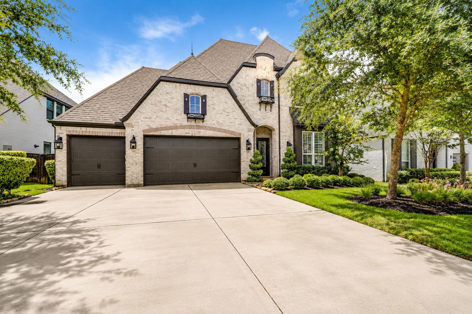 Welcome to the refined luxury of 121 Sugar Pine Court, where sophisticated design meets unparalleled comfort in every detail. Welcome to the refined luxury of 121 Sugar Pine Court, where sophisticated design meets unparalleled comfort in every detail.