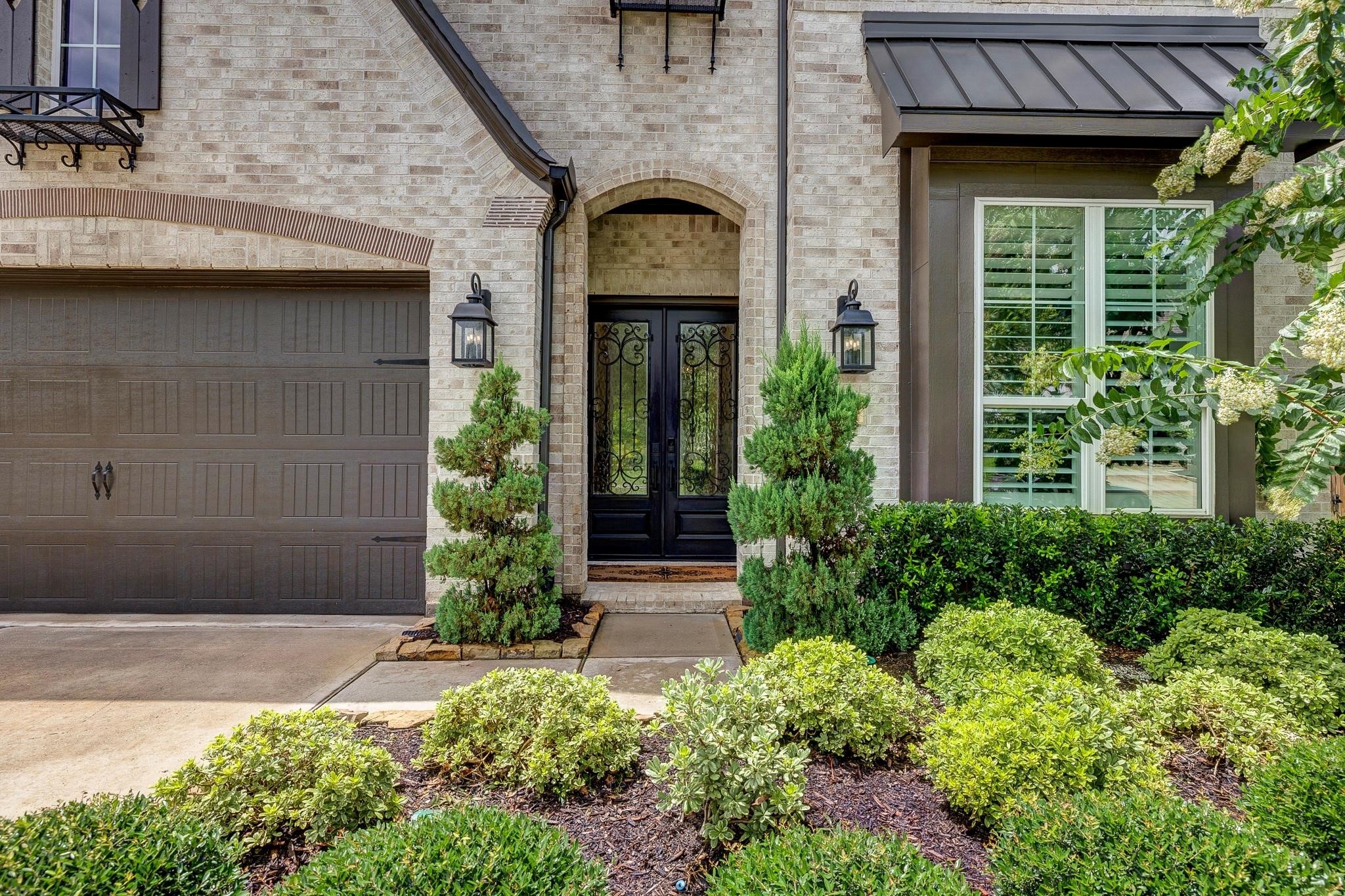 Fresh exterior paint applied one year ago. Fresh exterior paint applied one year ago.