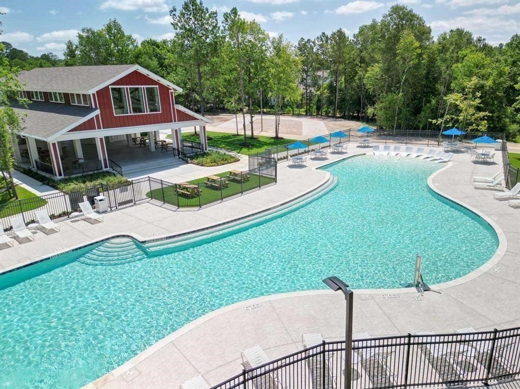 Vue pool 1 min. away