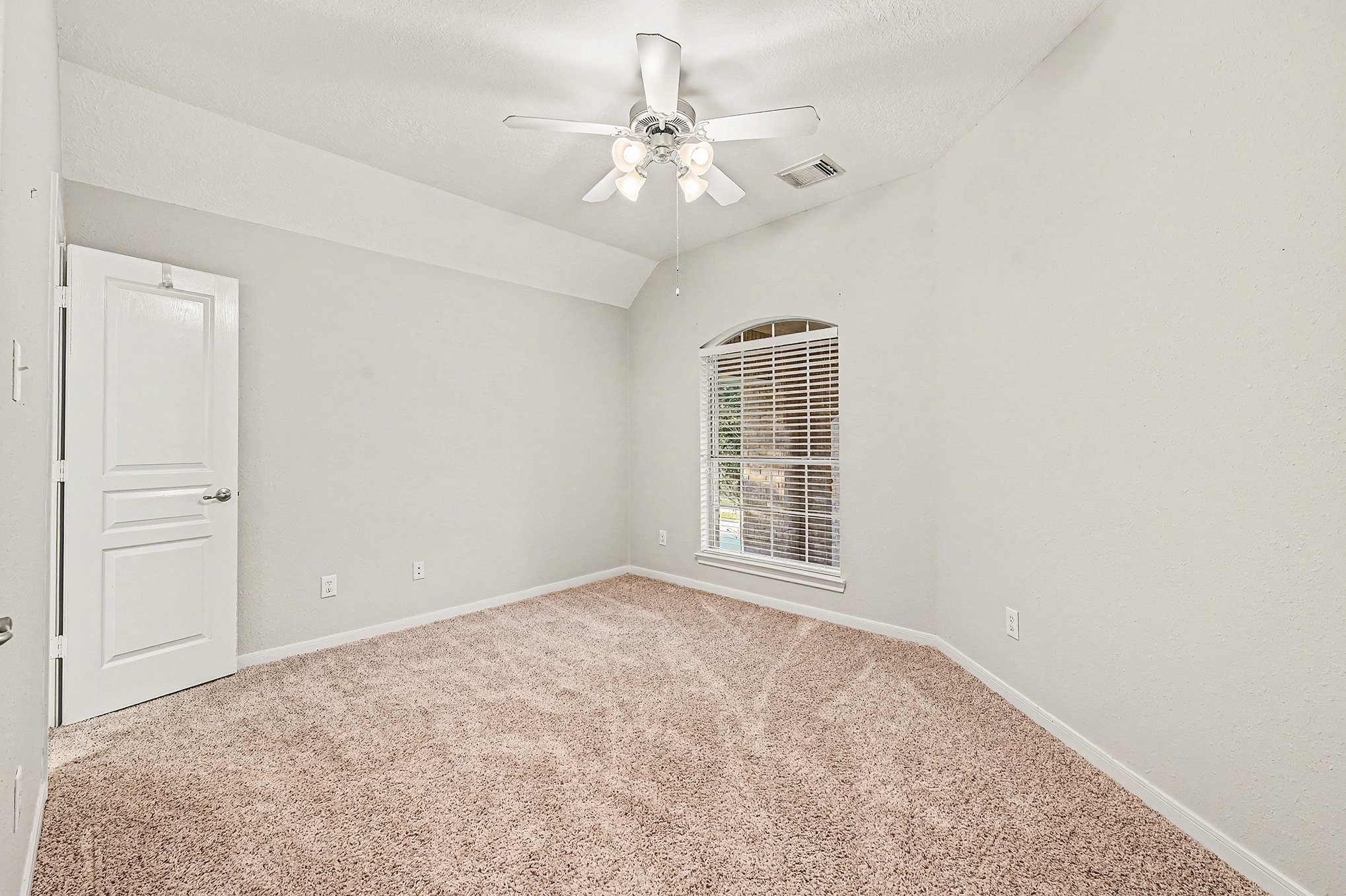 This a view of secondary bedroom without funuriture.