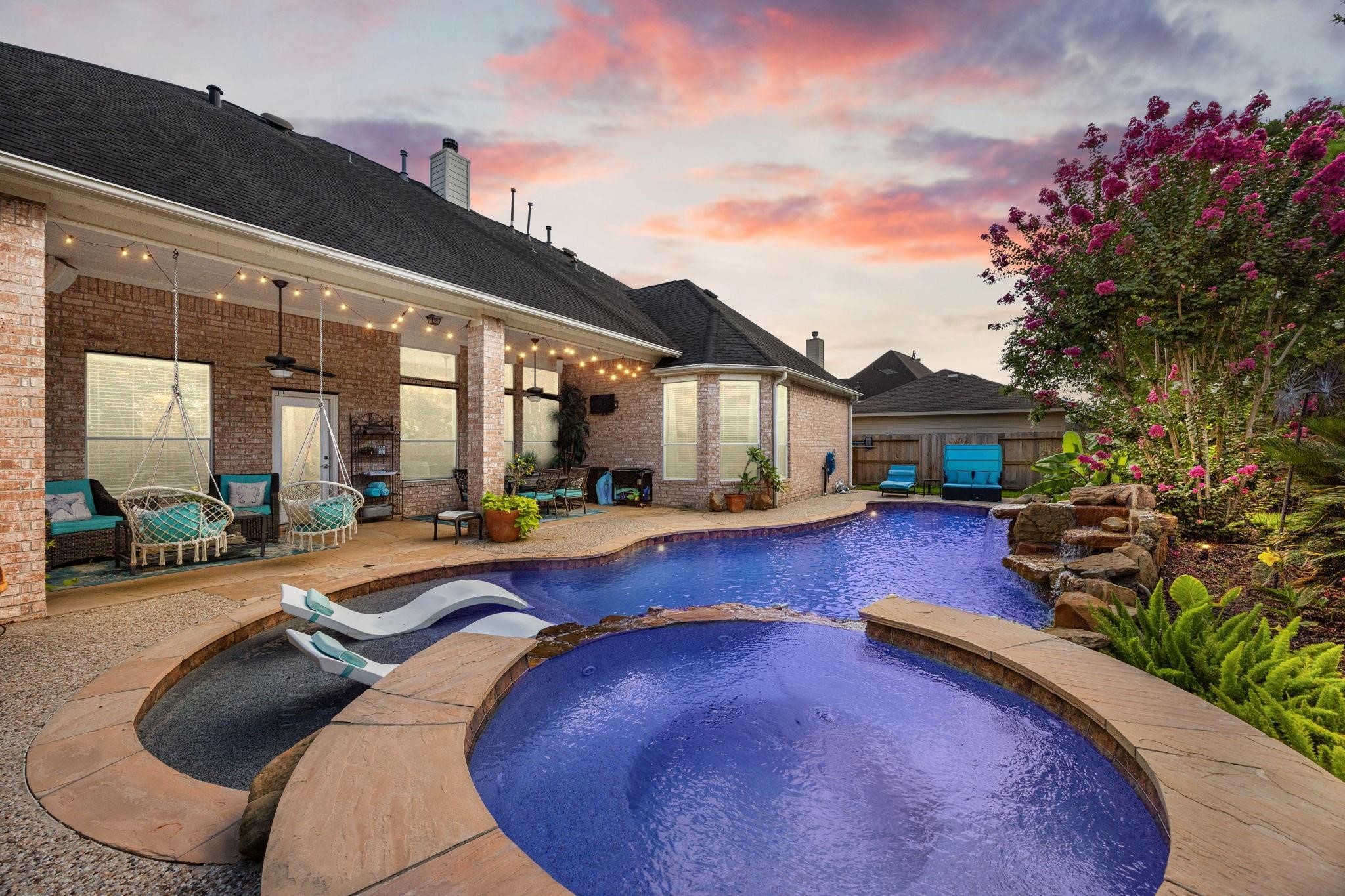 Living the Life in Paradise!!! Pool light changes the to many different colors.