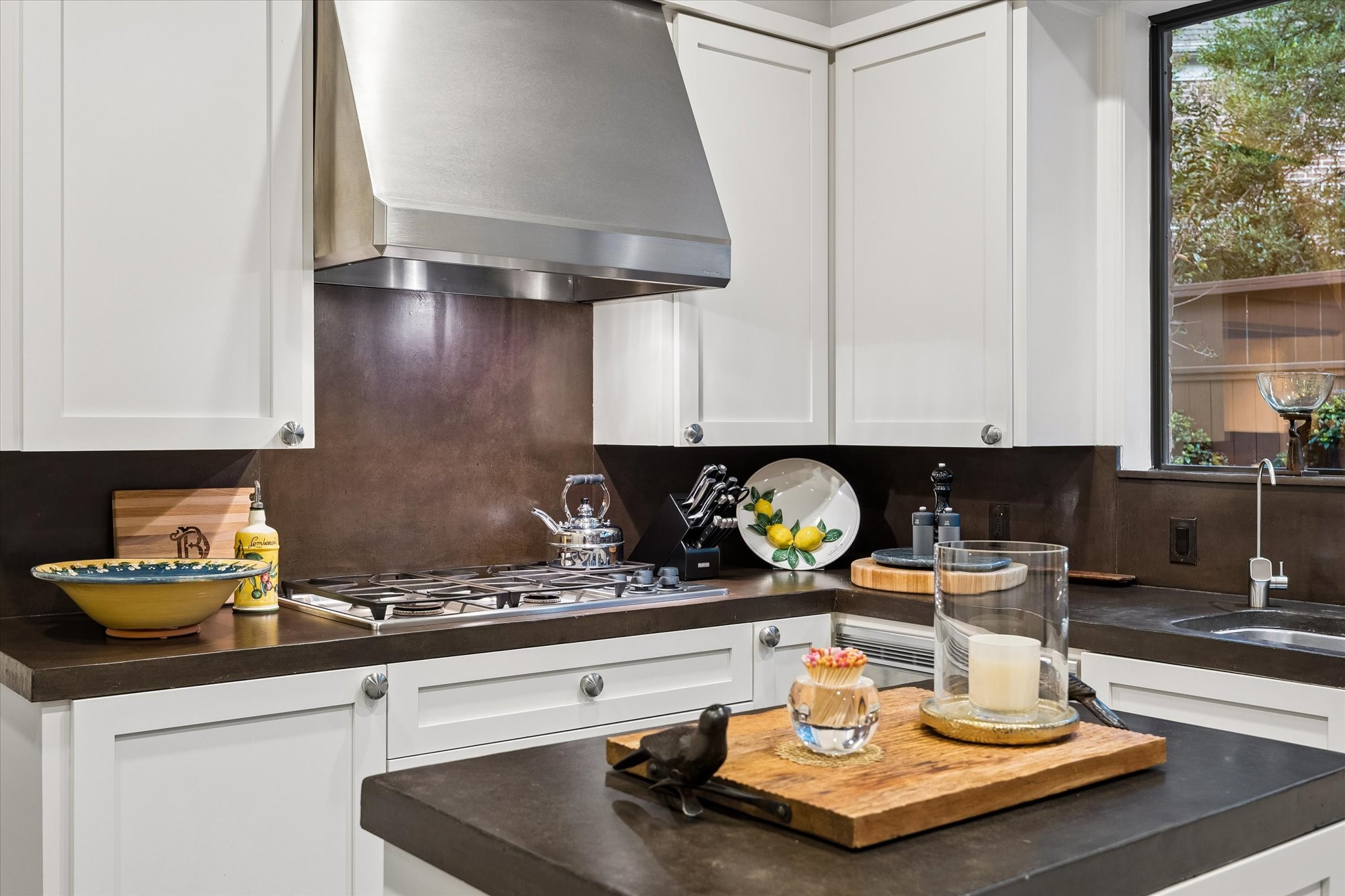 The inner chef in you will love the Thermador gas range!