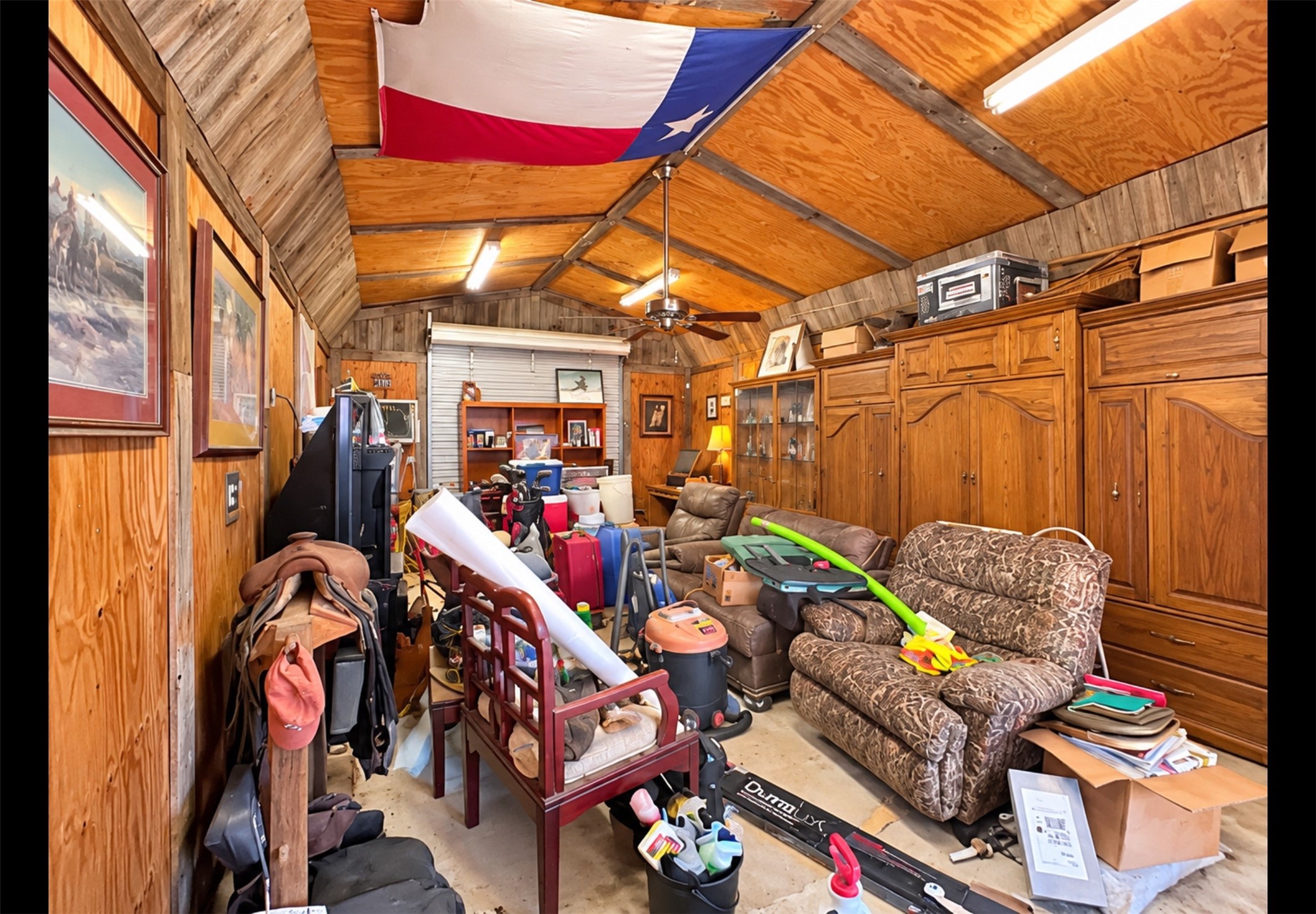 Opportunity to have this man cave or workshop once it is cleaned up.