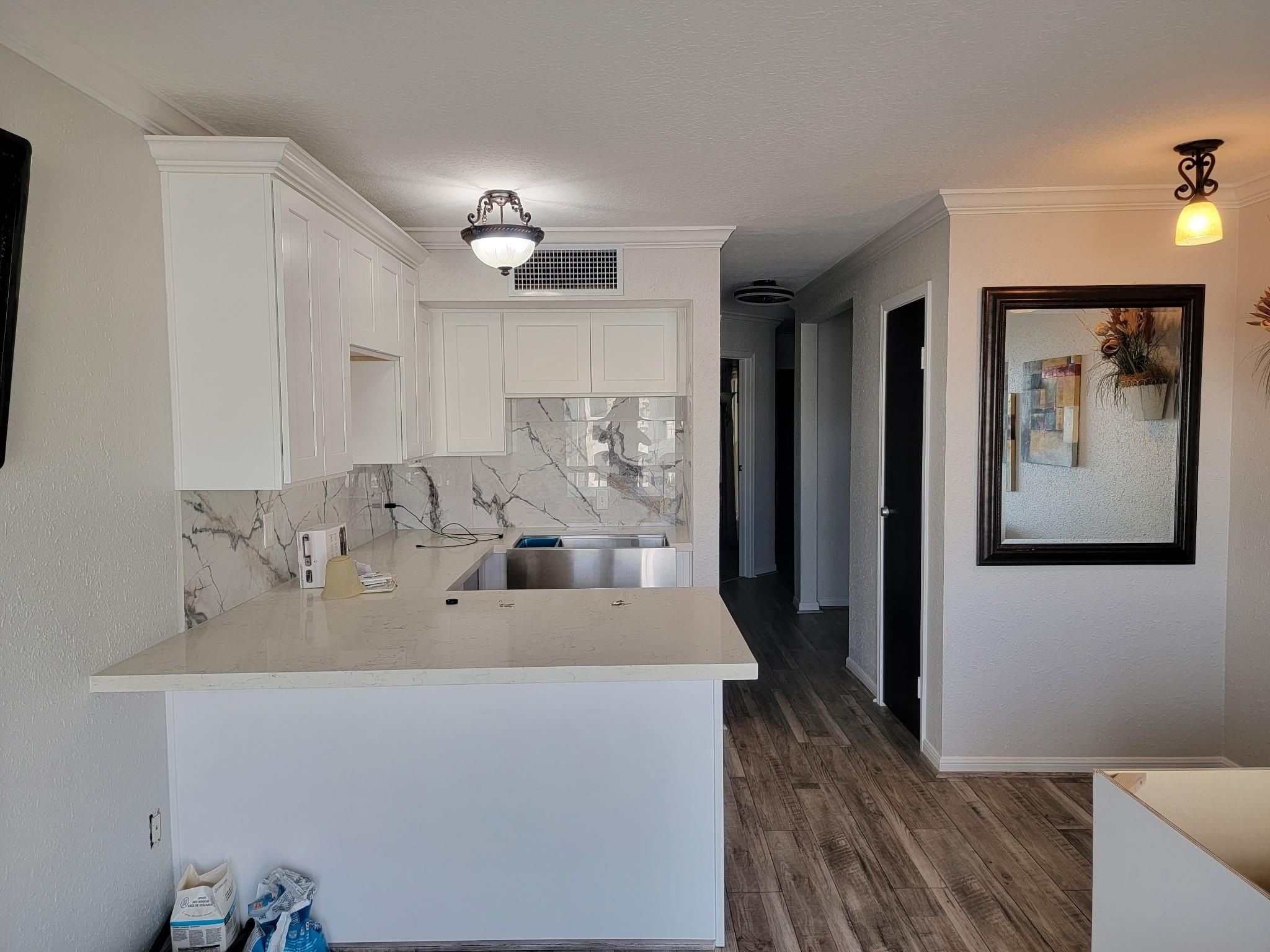 Kitchen with Breakfast bar