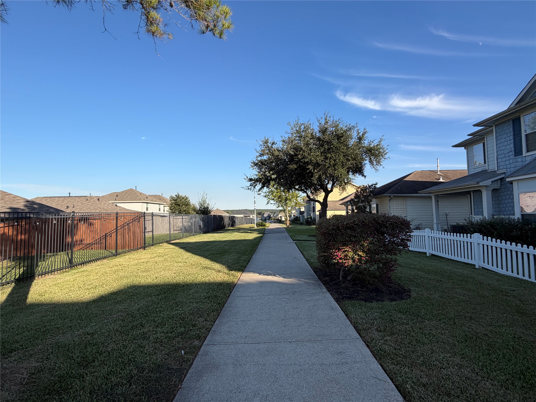 Boardwalk in front on Home