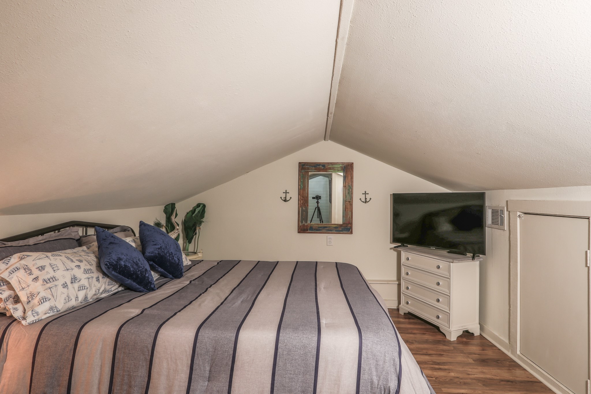 This is the bonus room which they use as a guest suite.   The AC is vented into this space and it stays refreshingly cool consistantly!