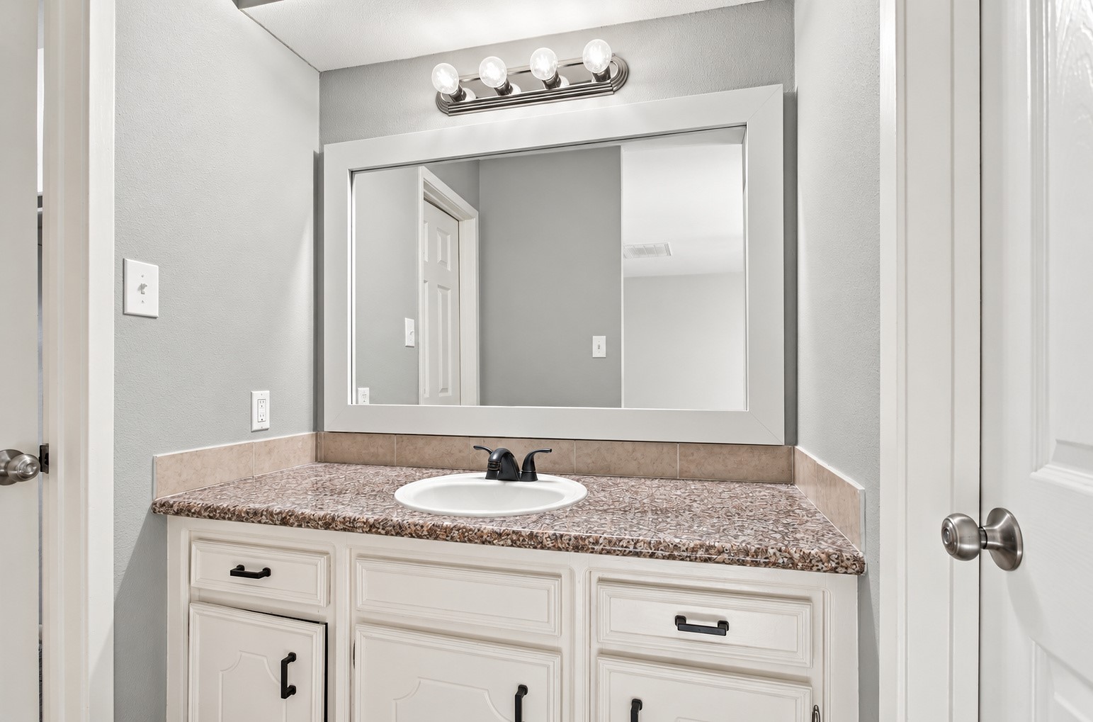 The secondary bathroom!