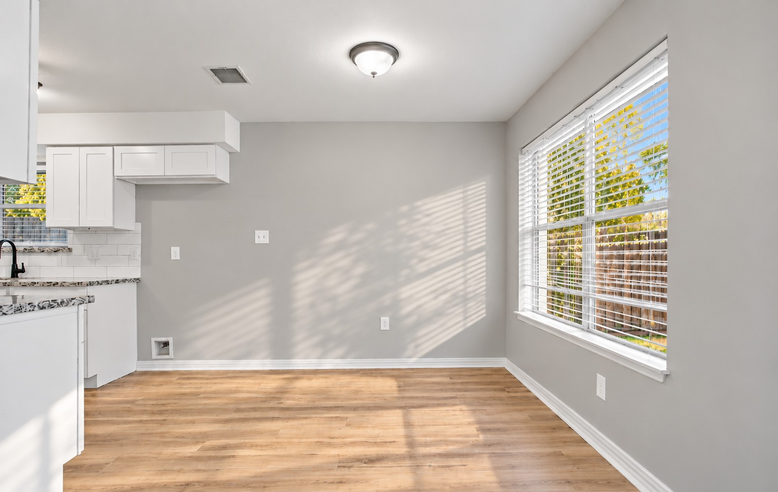 The dining area is located in the kitchen!