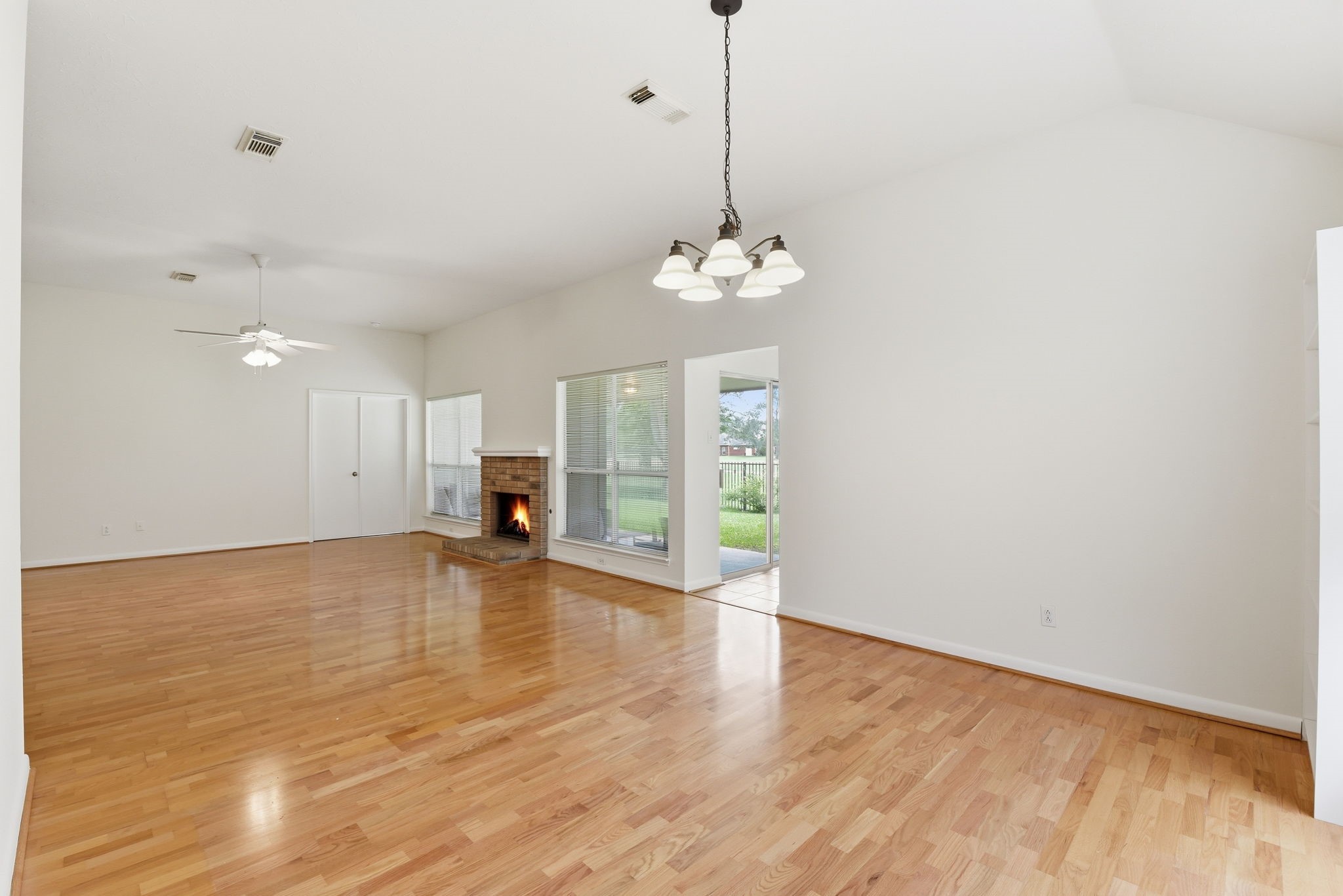 2739 S Peach Hollow Circle, Pearland, TX 77584