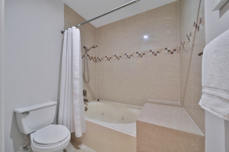 The other view of primary bath.