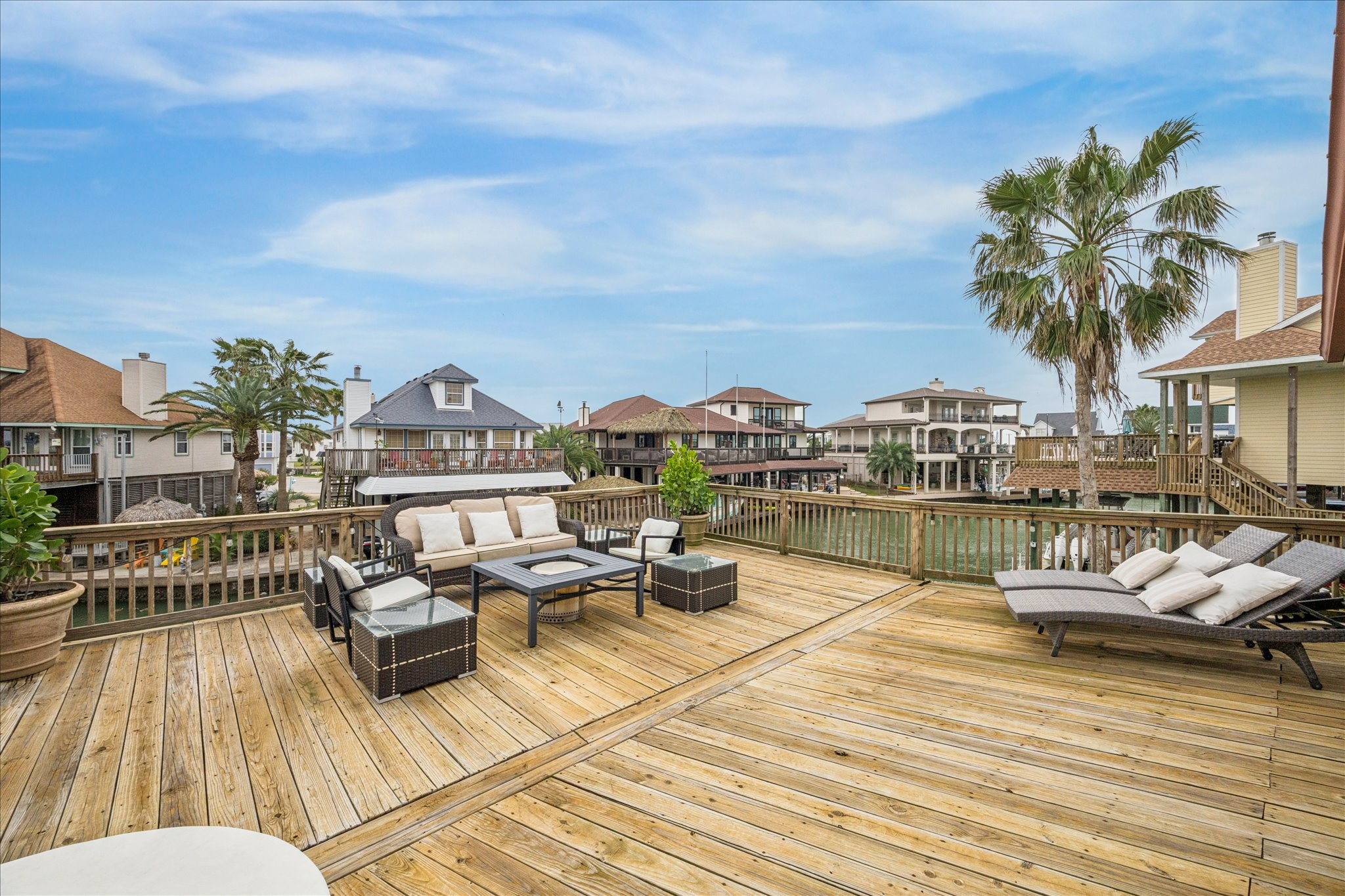 115 Bamaku Bend, Tiki Island, TX 77554