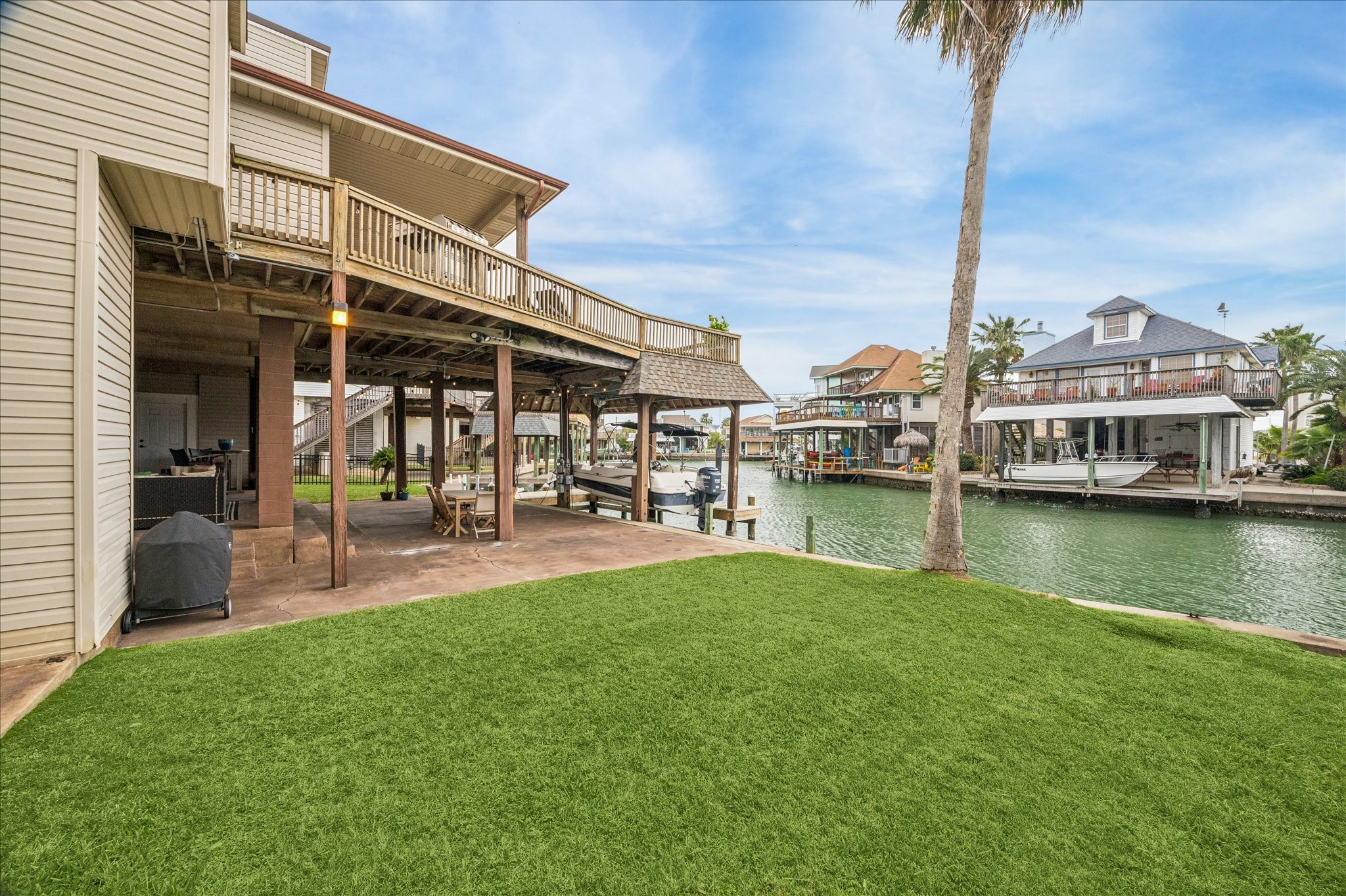 115 Bamaku Bend, Tiki Island, TX 77554