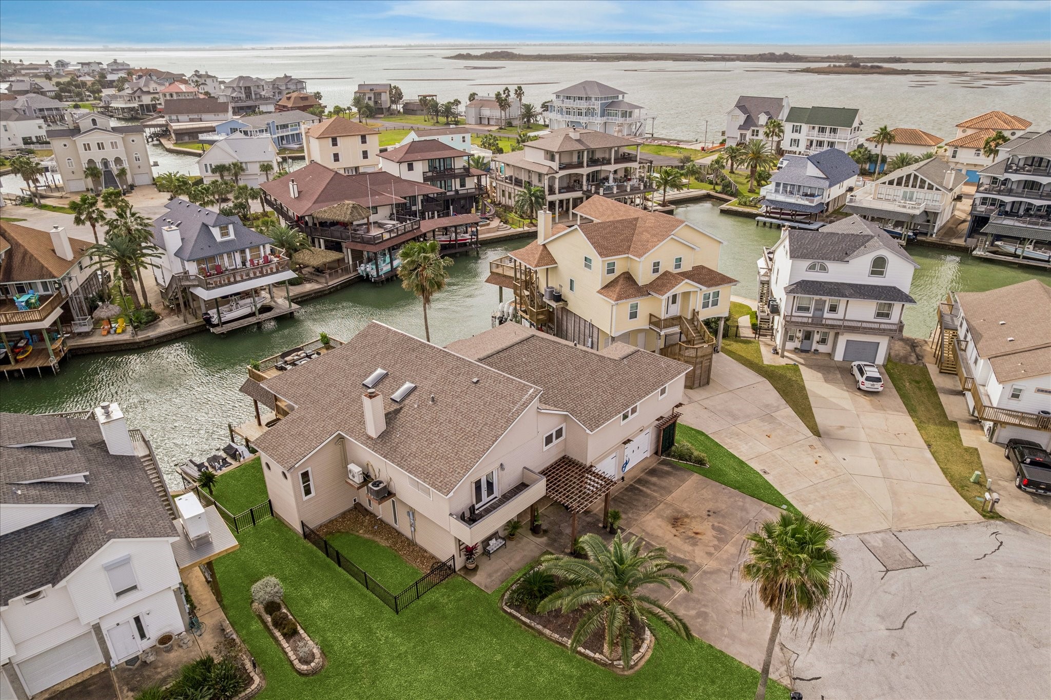 115 Bamaku Bend, Tiki Island, TX 77554