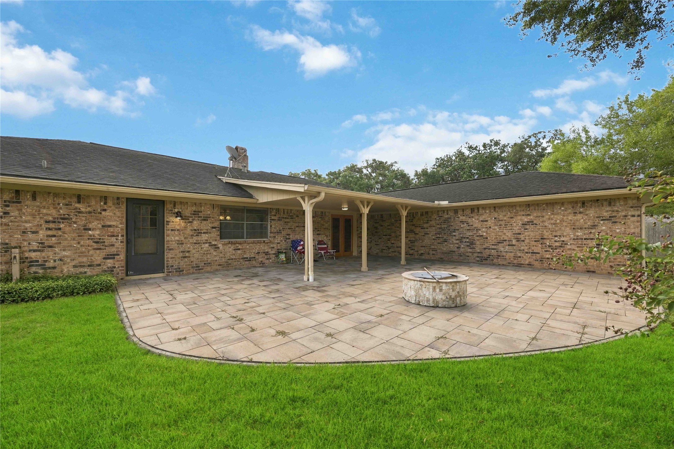 1218 S Booth Lane, Alvin, TX 77511 1218 S Booth Lane, Alvin, TX 77511