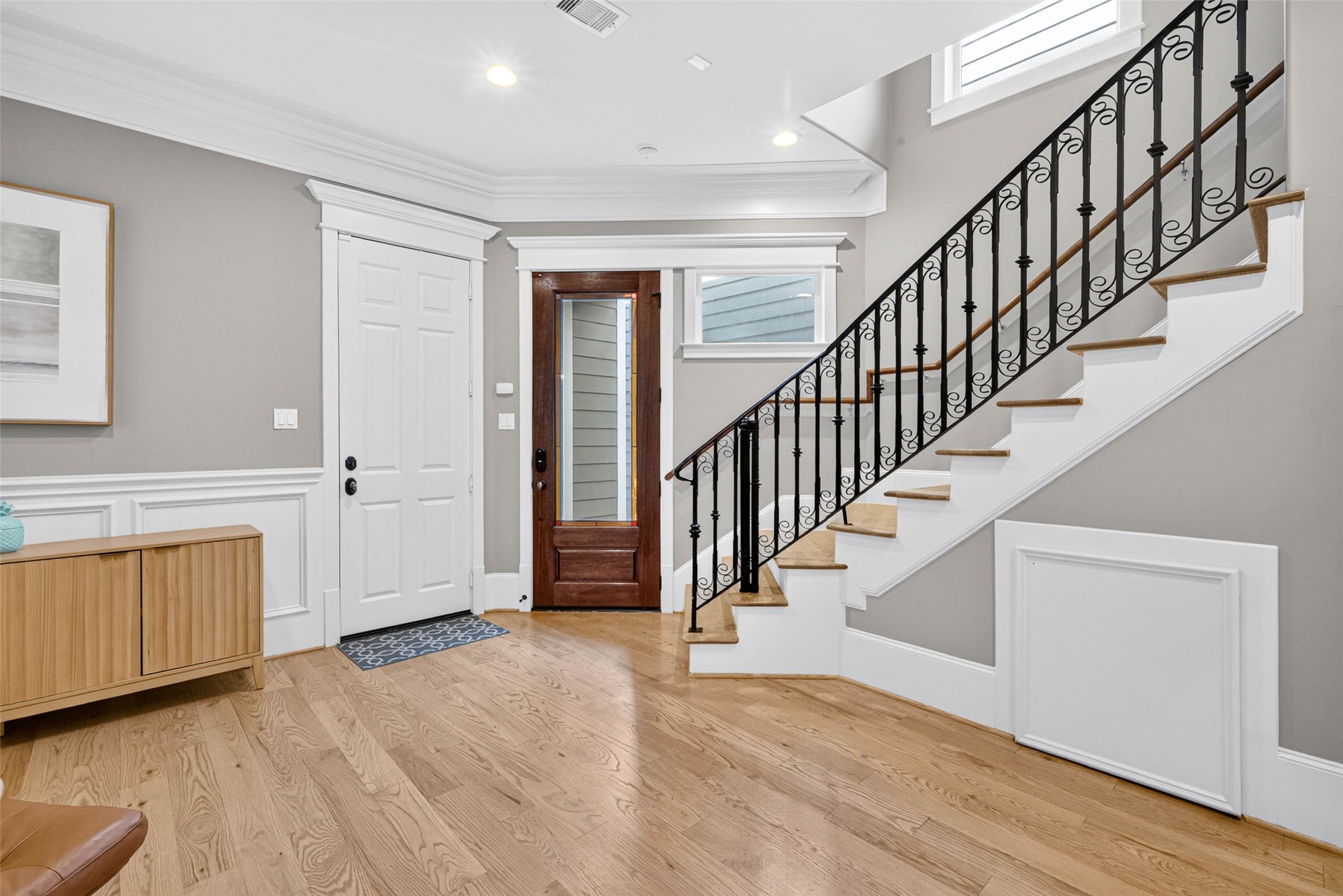 Shall we go up to the 2nd floor?
