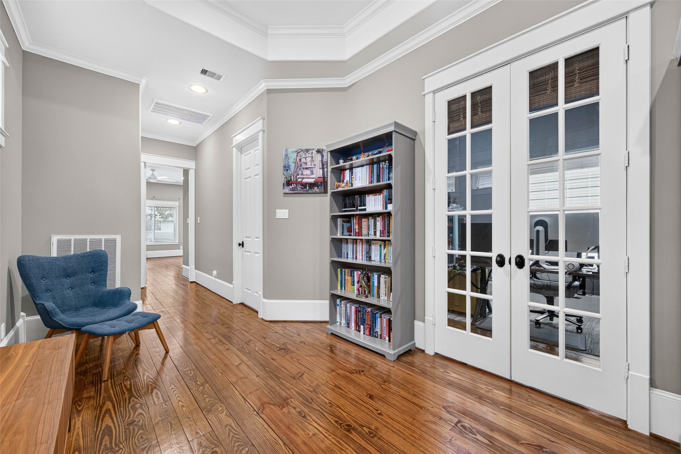and you will find the office space beyond the double glass doors on the right, and the 2 secondary bedrooms further down the hall.  However......