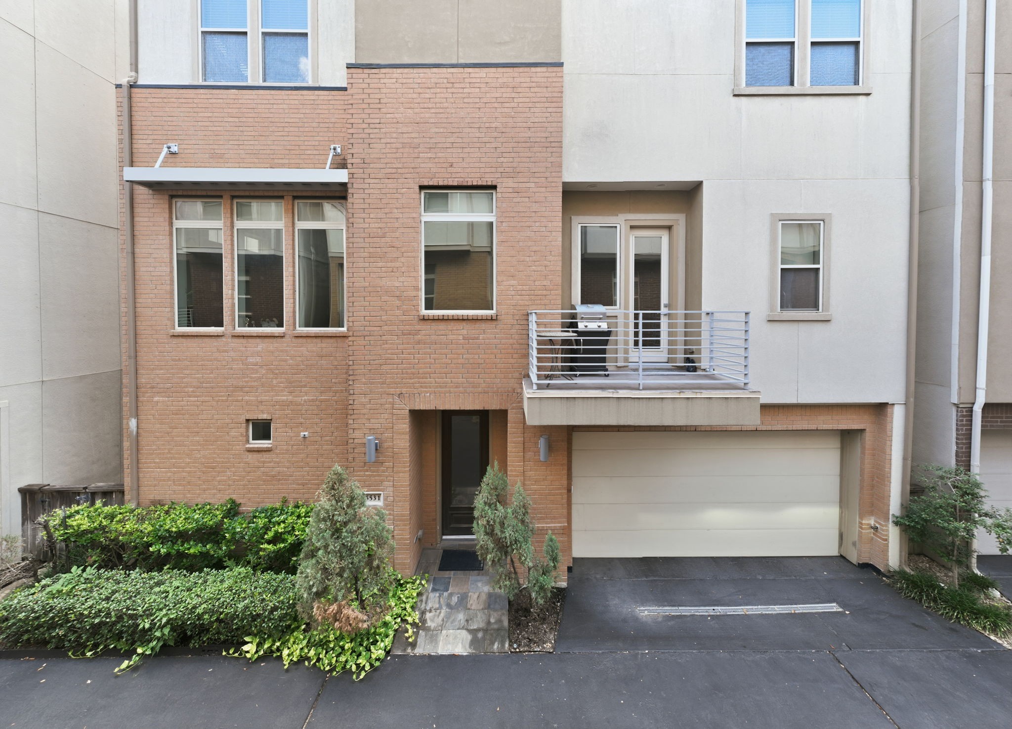 From the moment you arrive, you'll appreciate the sophisticated curb appeal and unbeatable location. From the moment you arrive, you'll appreciate the sophisticated curb appeal and unbeatable location.