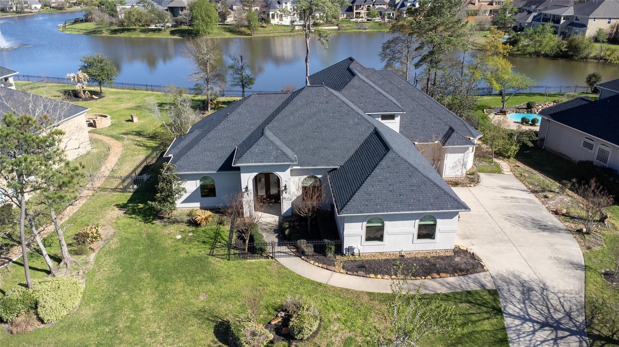 Stunning Lakefront Home in Augusta Pines