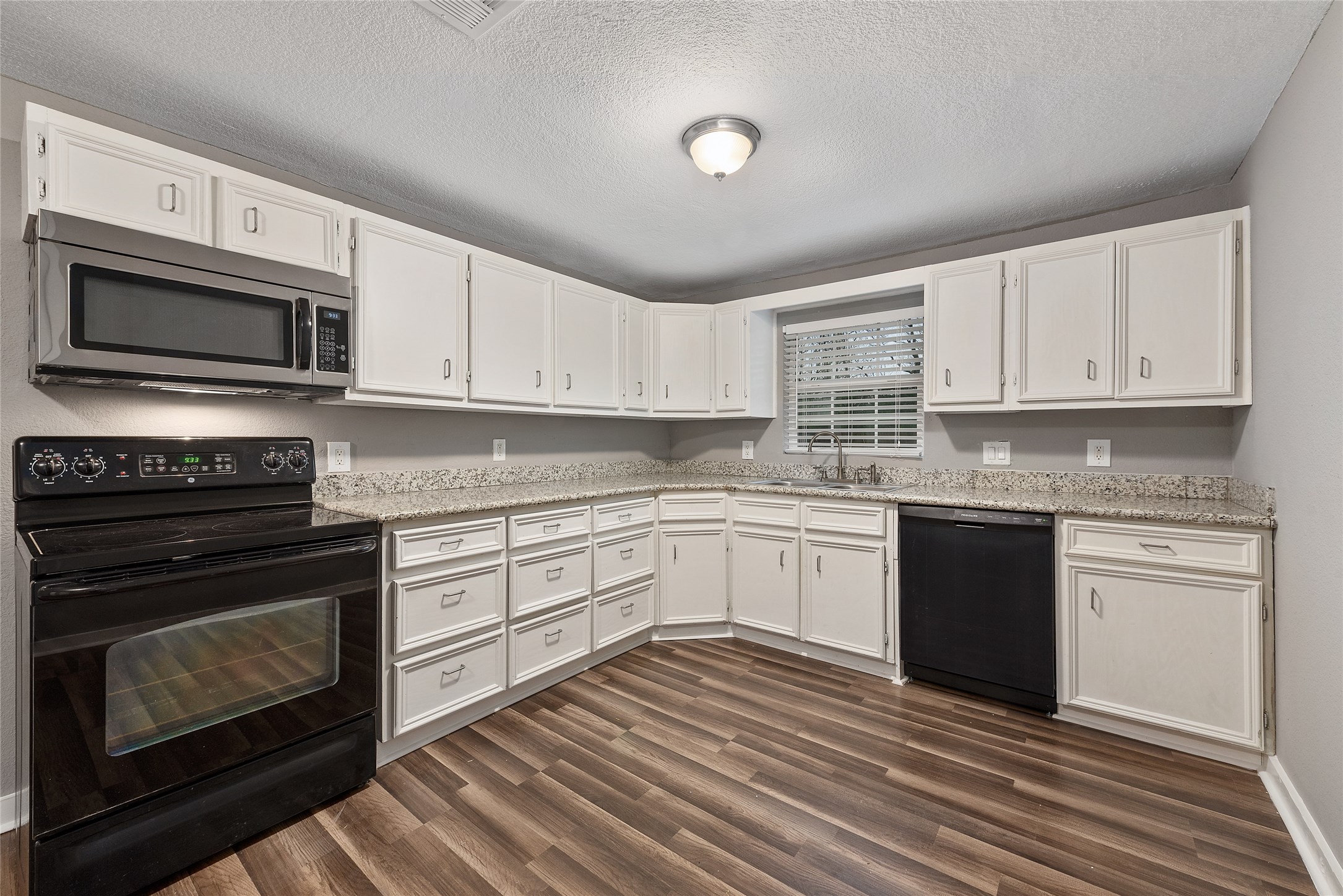 2513 S Grand Boulevard, Pearland, TX 77581
