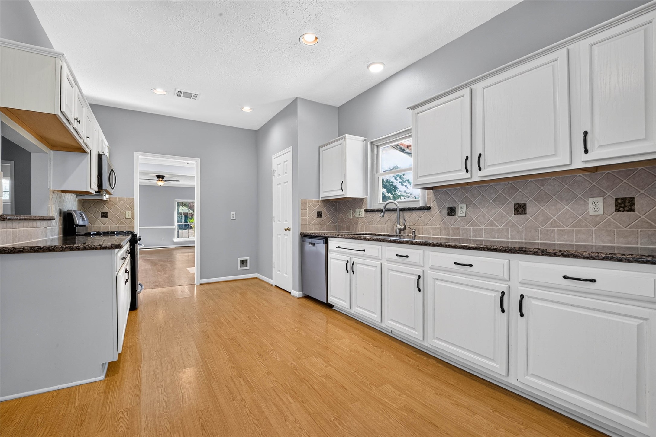 507 Brompton Lane, Highlands, TX 77562