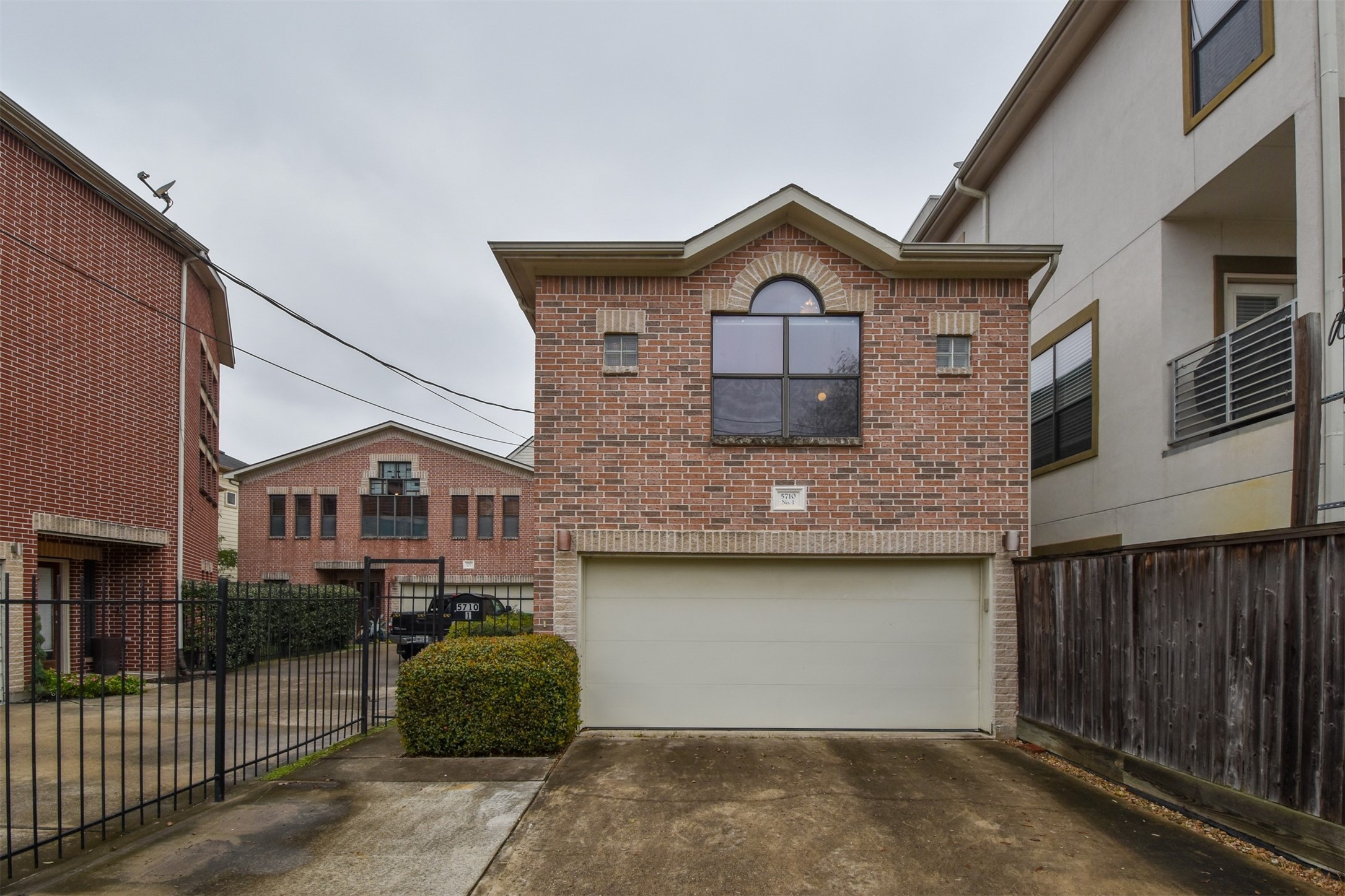Updated  freestanding Patio Home close to Memorial Park!!