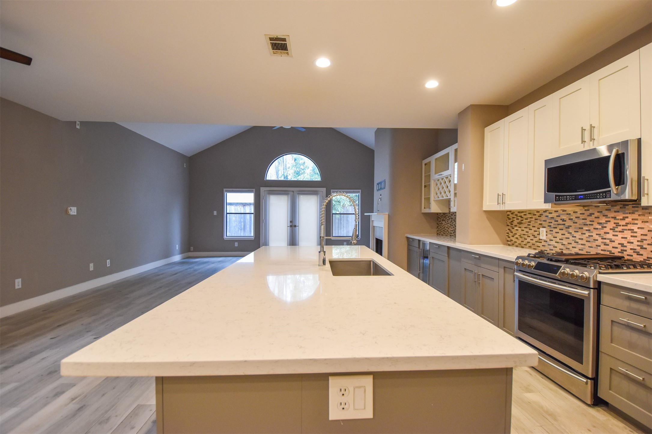 Breakfast bar area for additional sitting space.
