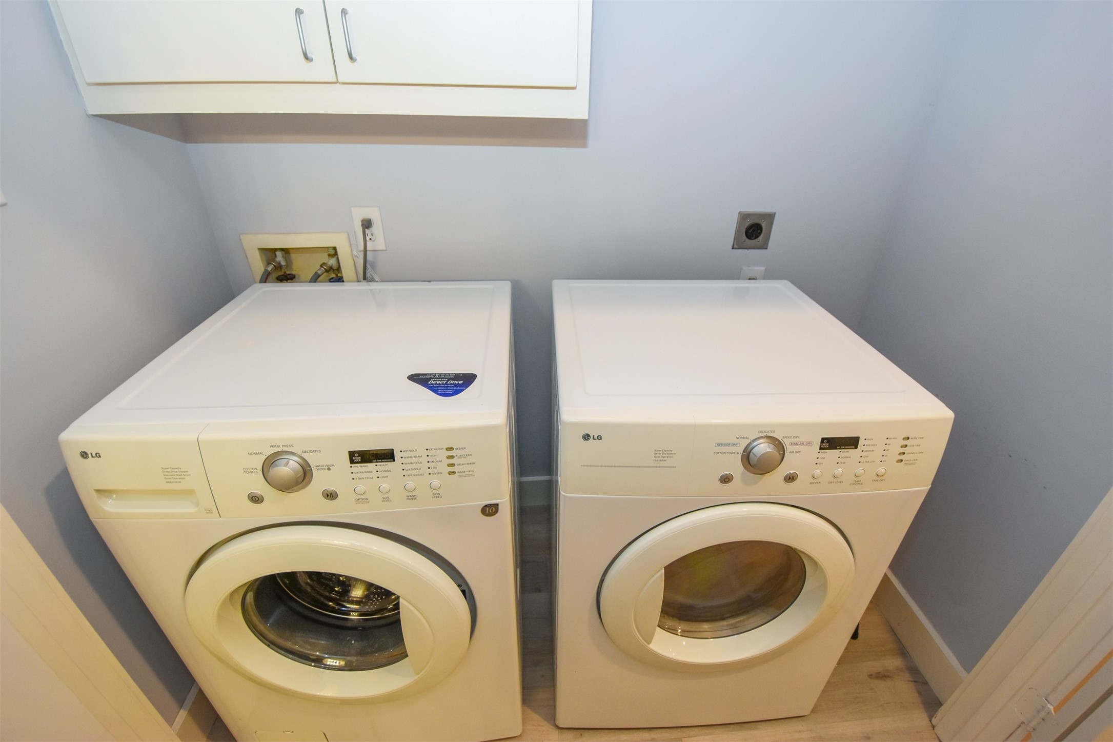 Washer/Dryer also included!