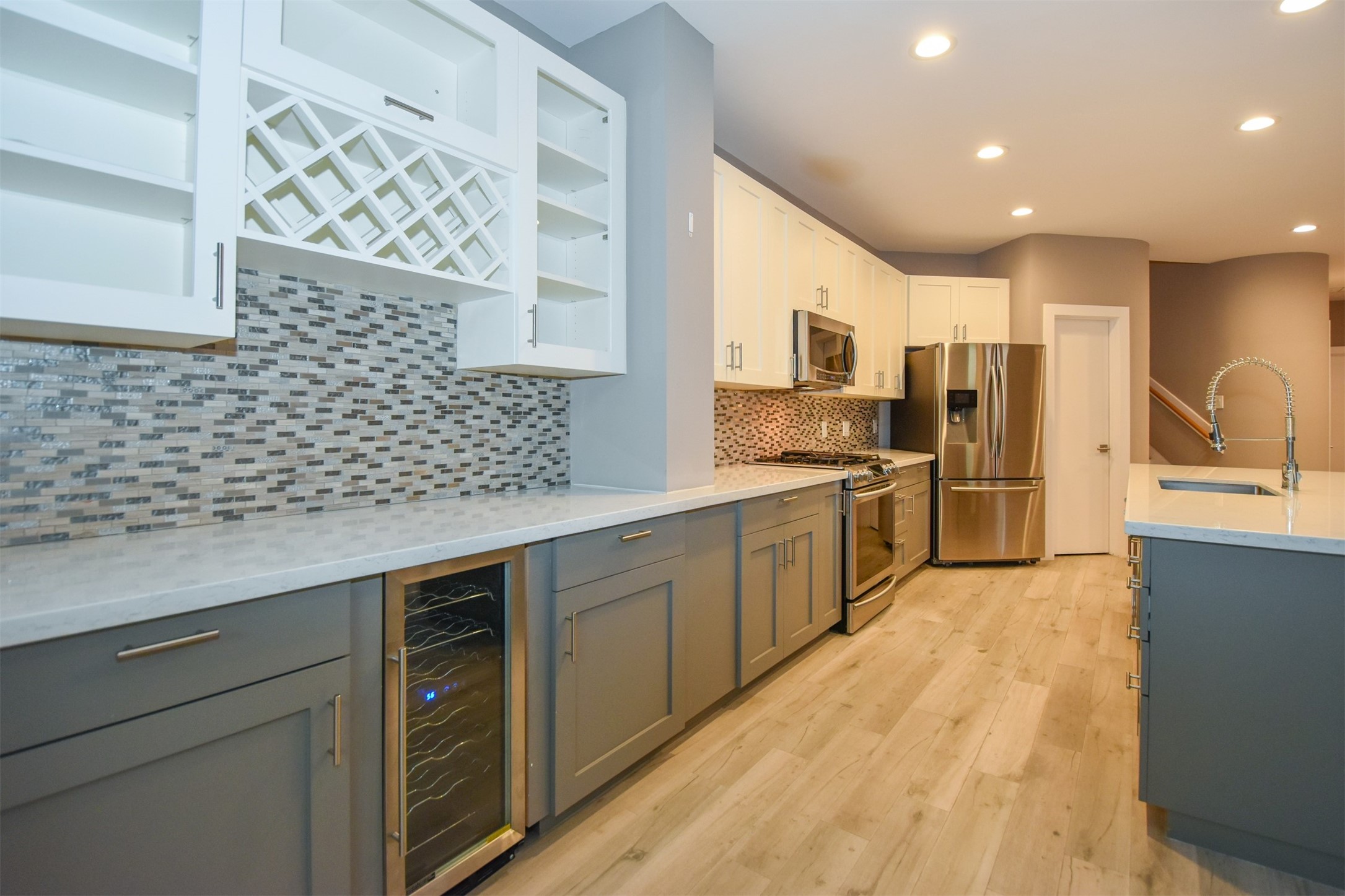 Note the Wine cooler & Wine rack for all your special occasions!!