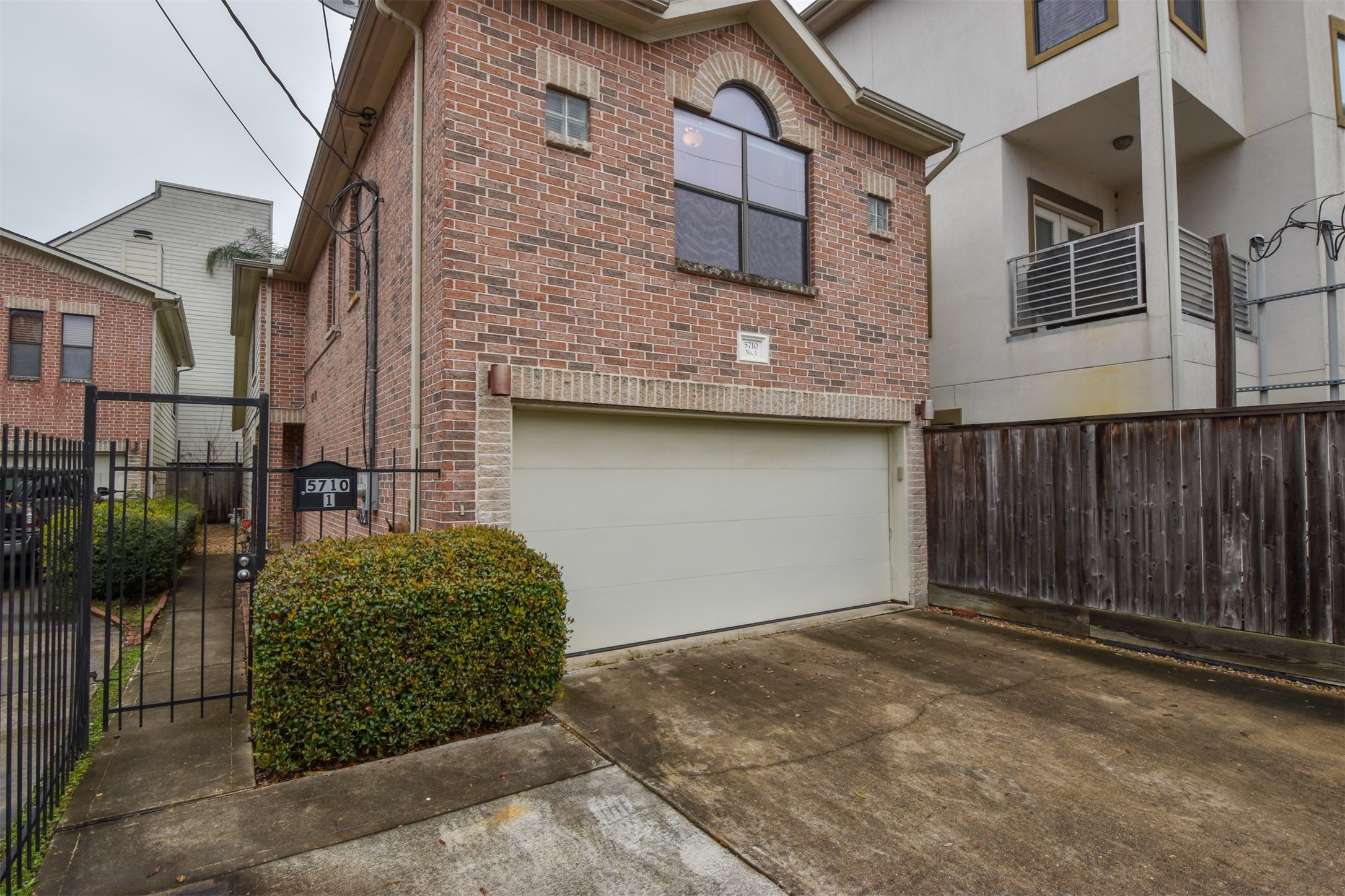 Another view, private gate for this unit.