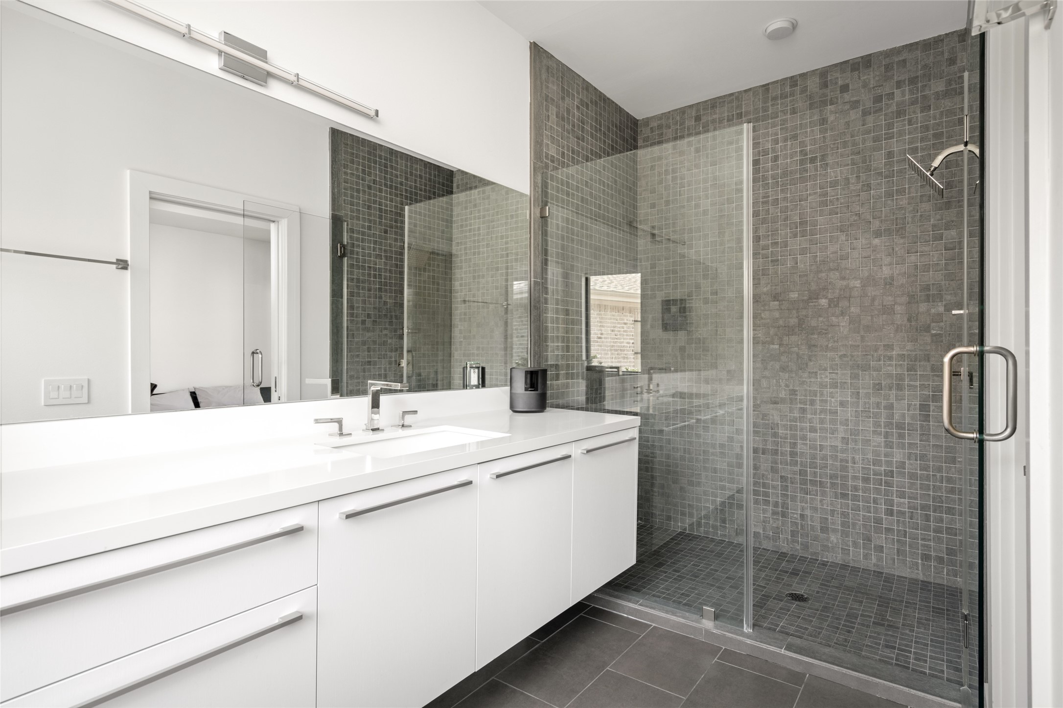 En-suite bath for secondary room.