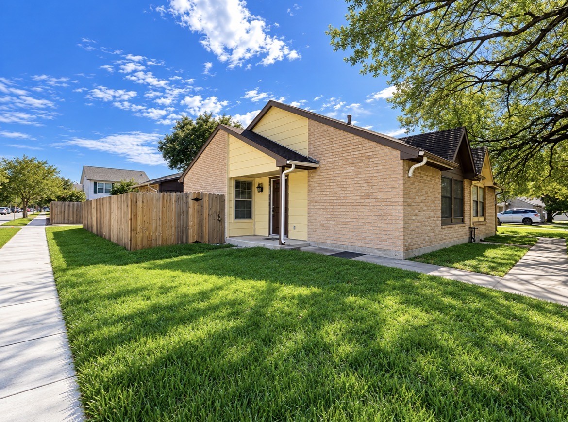 5620 Hollow Pines Drive, Houston, TX 77049 5620 Hollow Pines Drive, Houston, TX 77049