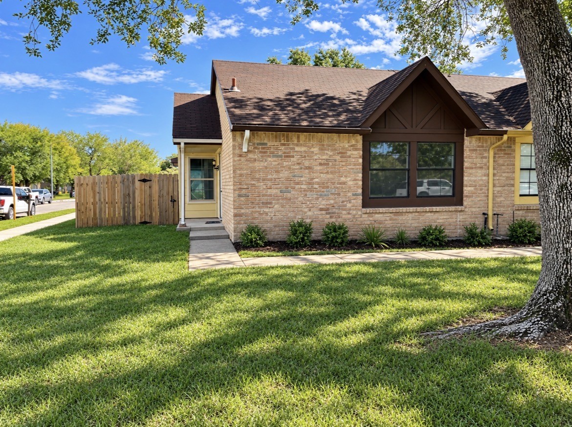 5620 Hollow Pines Drive, Houston, TX 77049 5620 Hollow Pines Drive, Houston, TX 77049