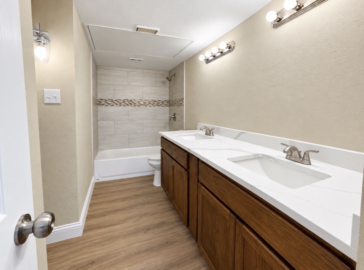 5620 Hollow Pines Drive, Houston, TX 77049 5620 Hollow Pines Drive, Houston, TX 77049