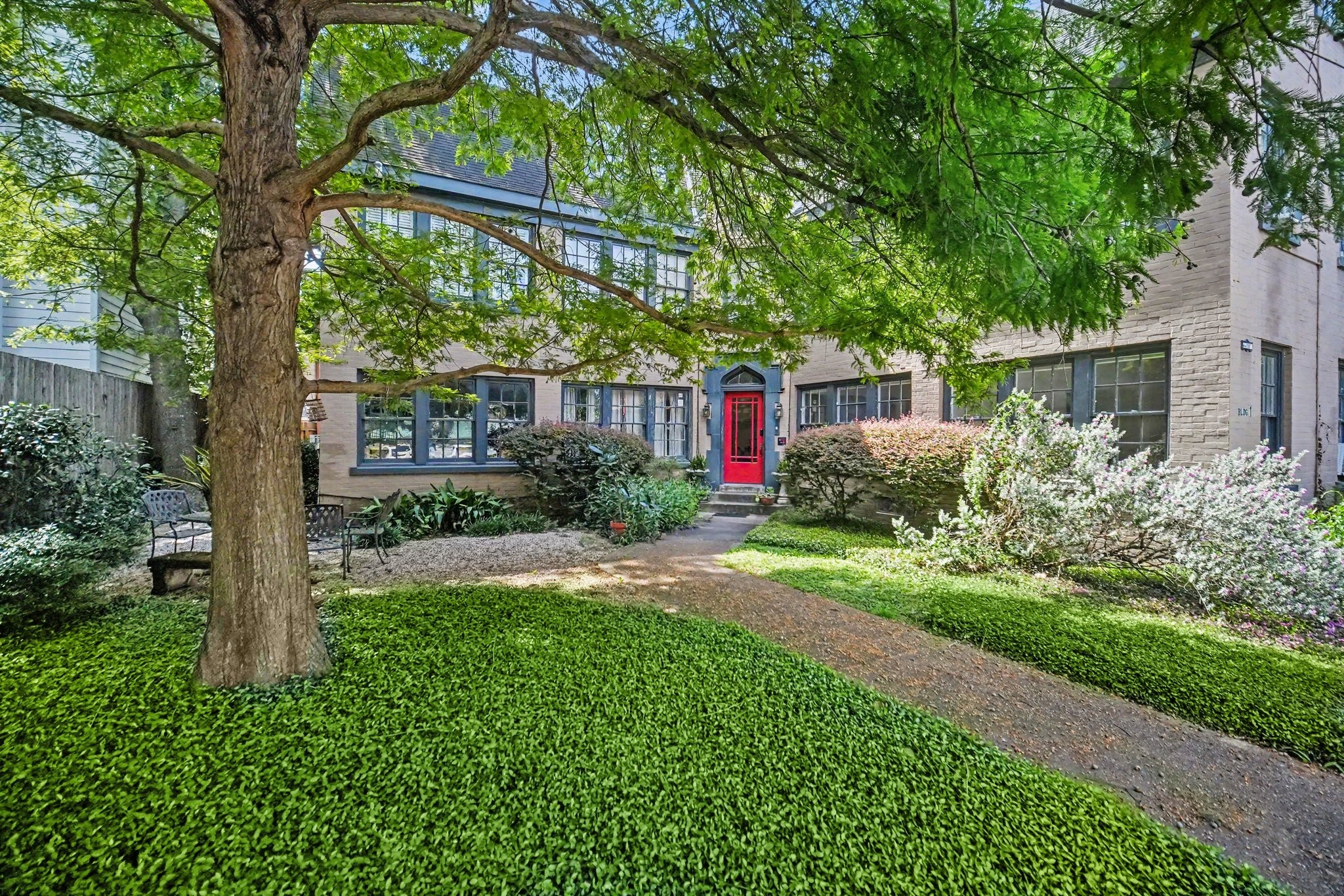 Manicured grounds and a Montrose location that can't be beat.