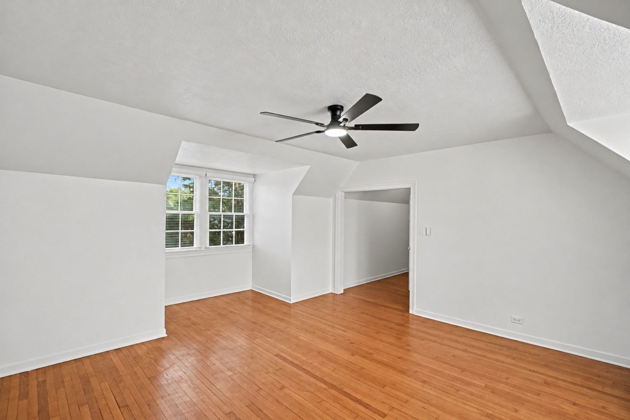 Upstairs second primary suite.