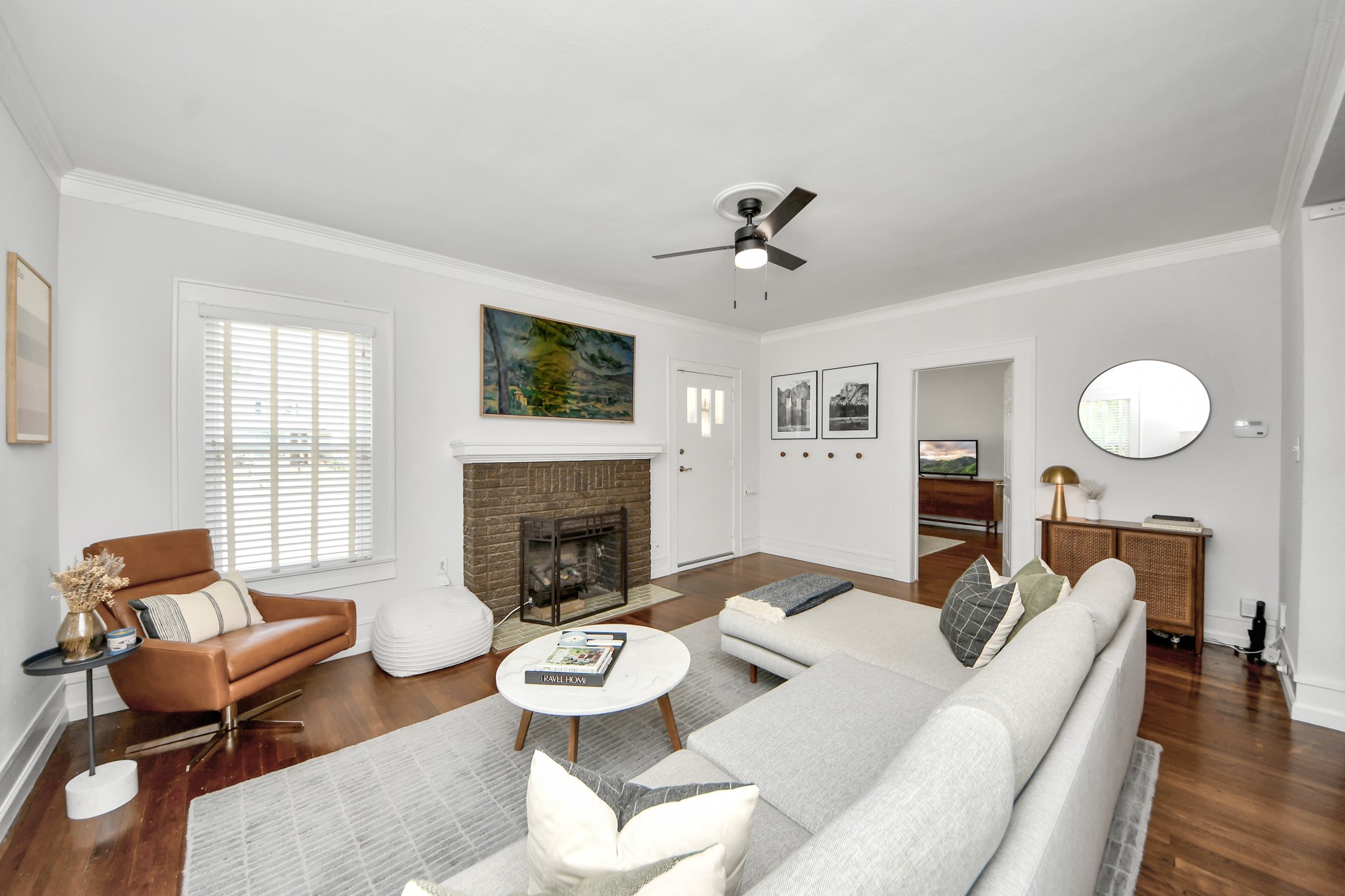 Built in 1941, this charming bungalow reflects the timeless architectural character of Houston's established Washington Terrace neighborhood. Built in 1941, this charming bungalow reflects the timeless architectural character of Houston's established Washington Terrace neighborhood.
