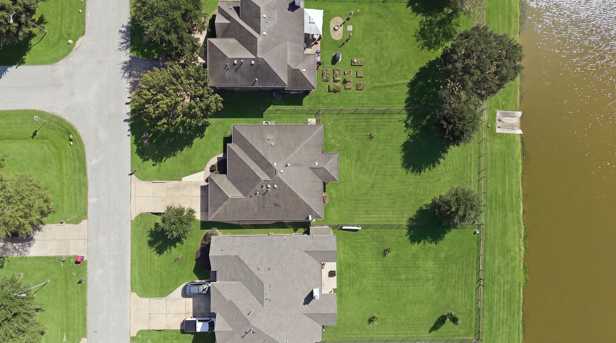 9303 E Lakeside Drive, Magnolia, TX 77354