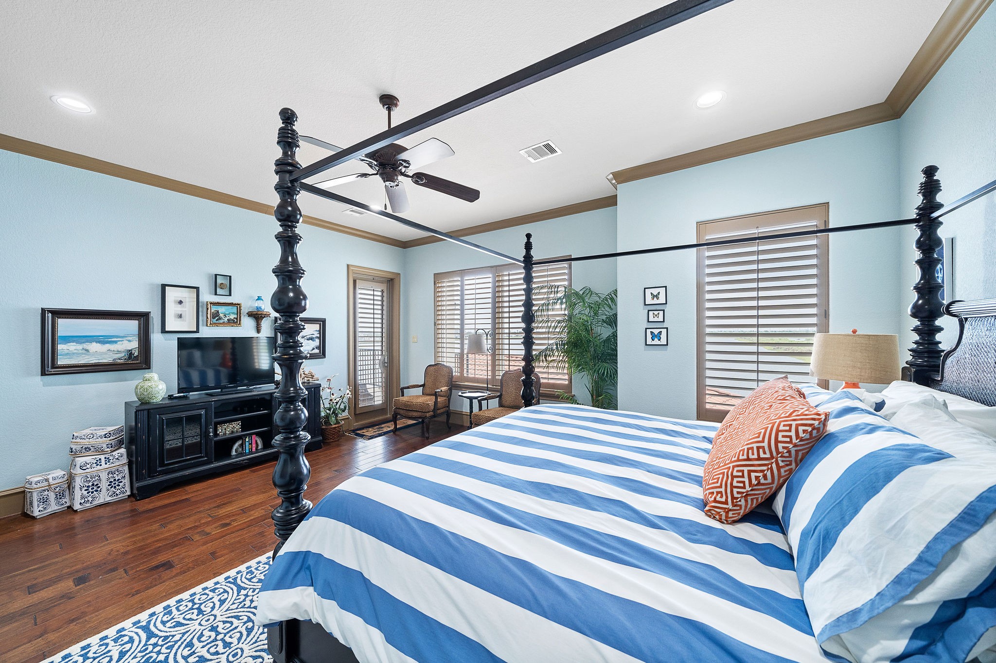 A great size primary suite with sitting area