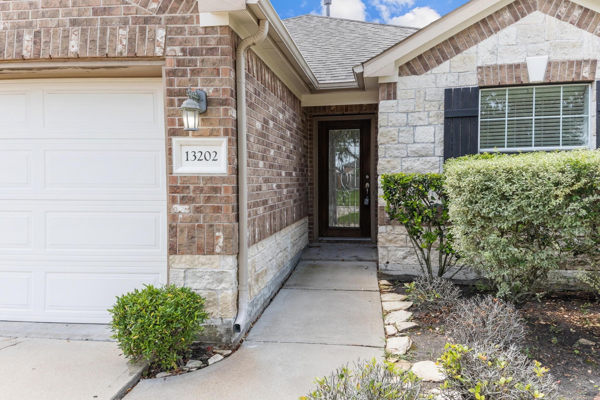 13202 Southern Creek Drive, Pearland, TX 77584