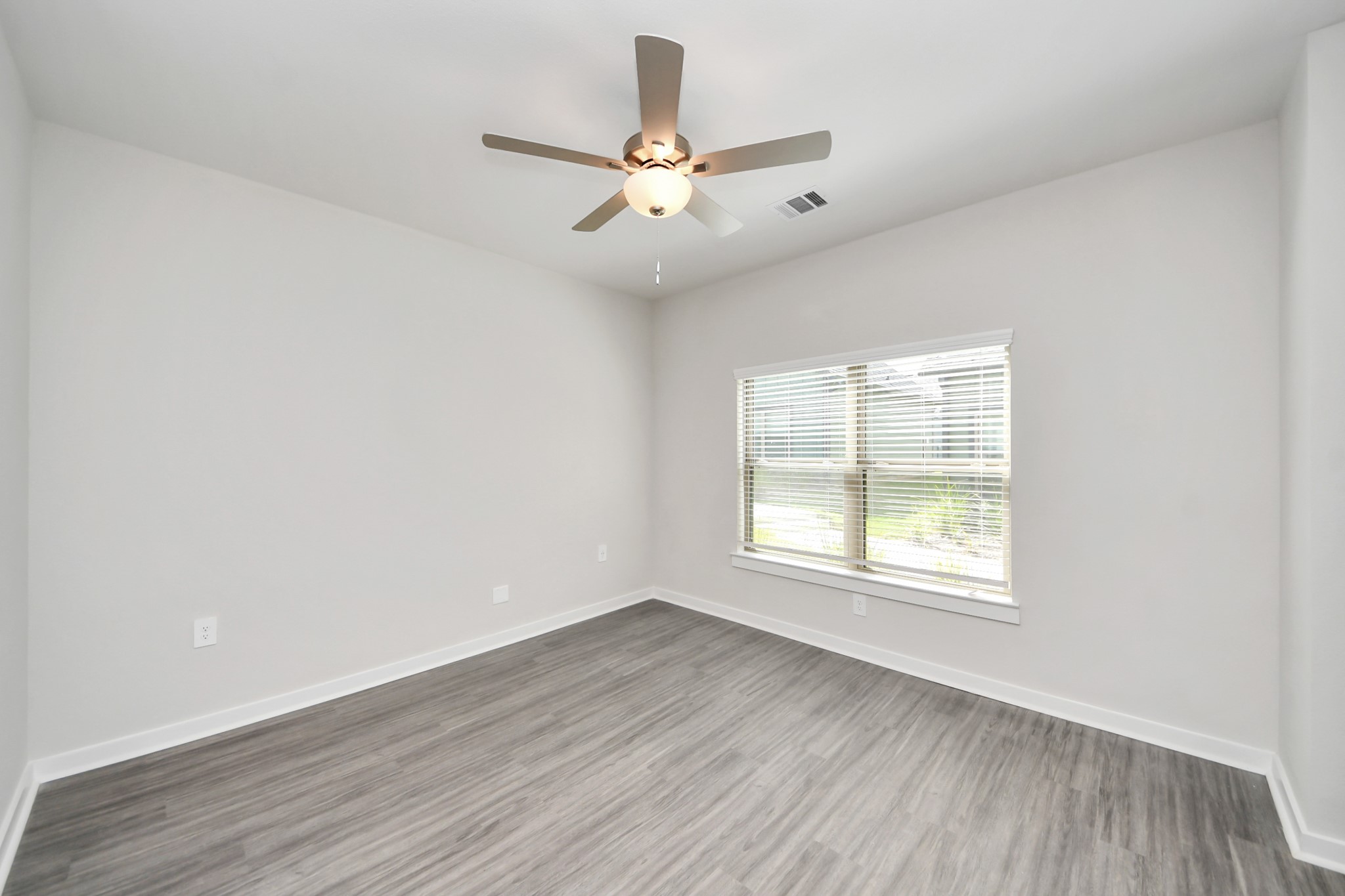 Primary Suite offers walk-closet,bath w/dual vanities&lux tub/shower.