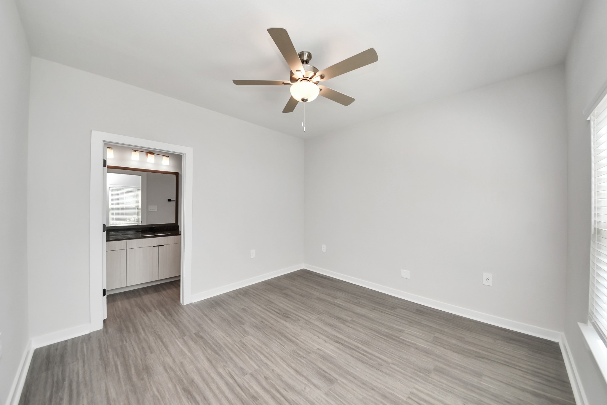 Primary Suite offers walk-closet,bath w/dual vanities&lux tub/shower.