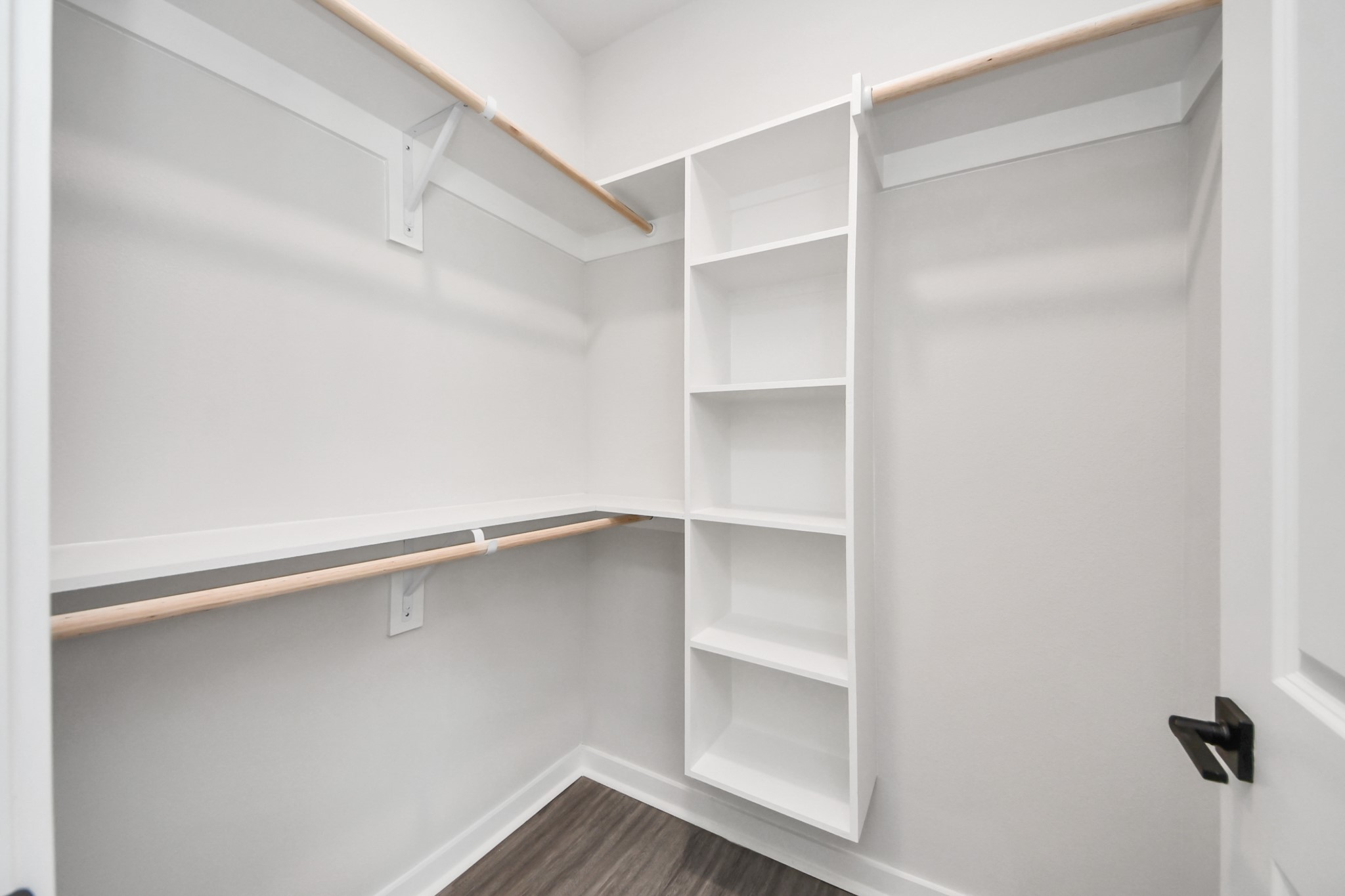 Primary Suite offers walk-closet,bath w/dual vanities&lux tub/shower.