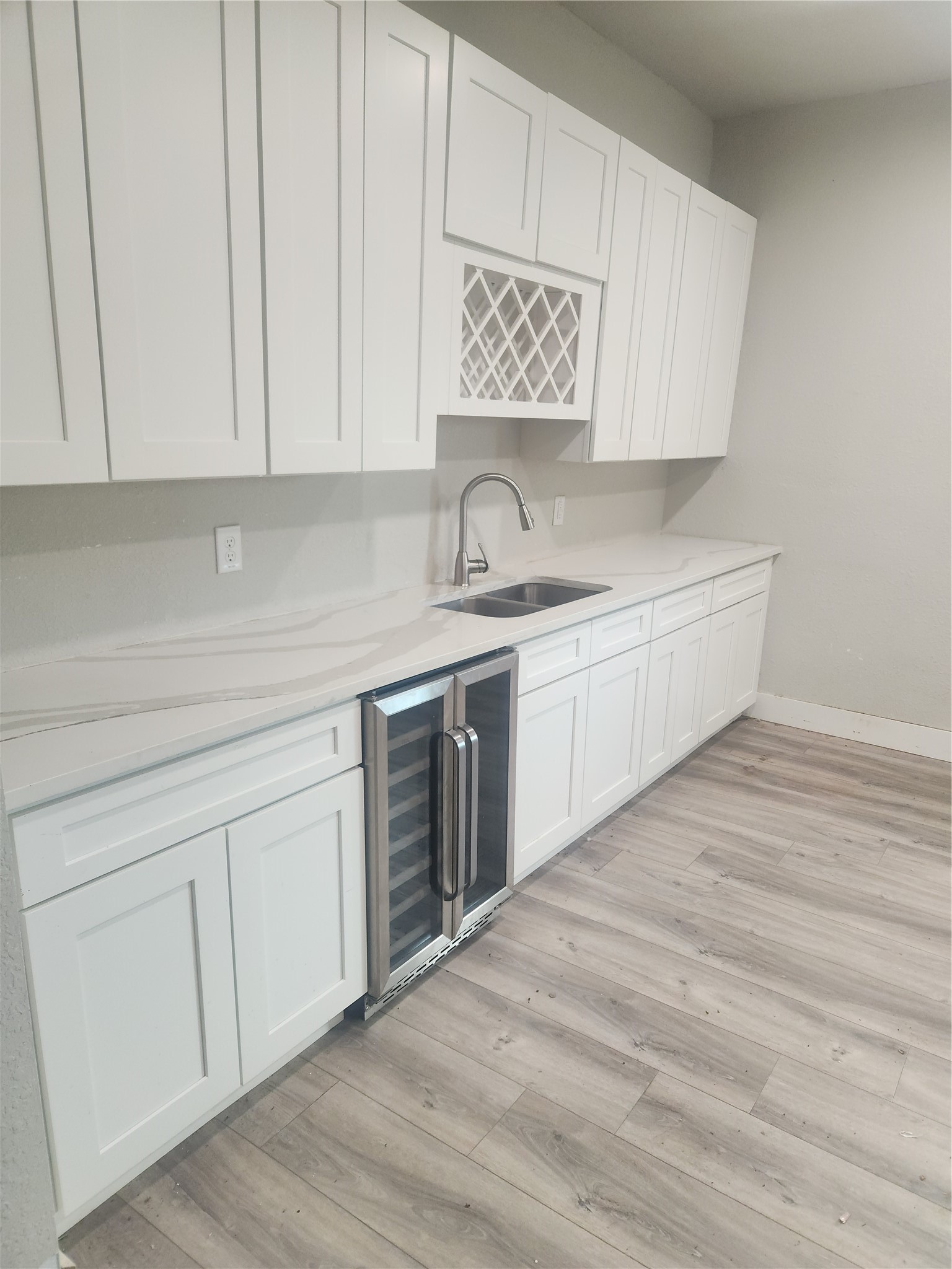Wet Bar/ wine frig