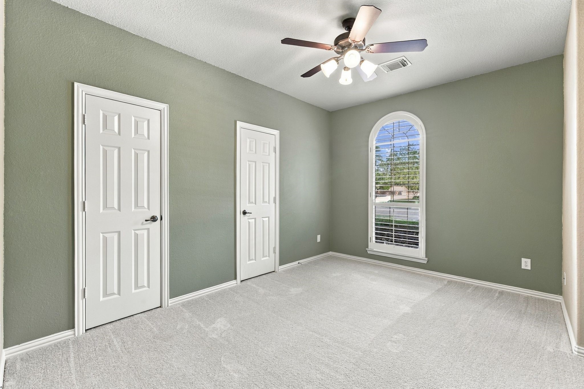 Secondary bedroom.