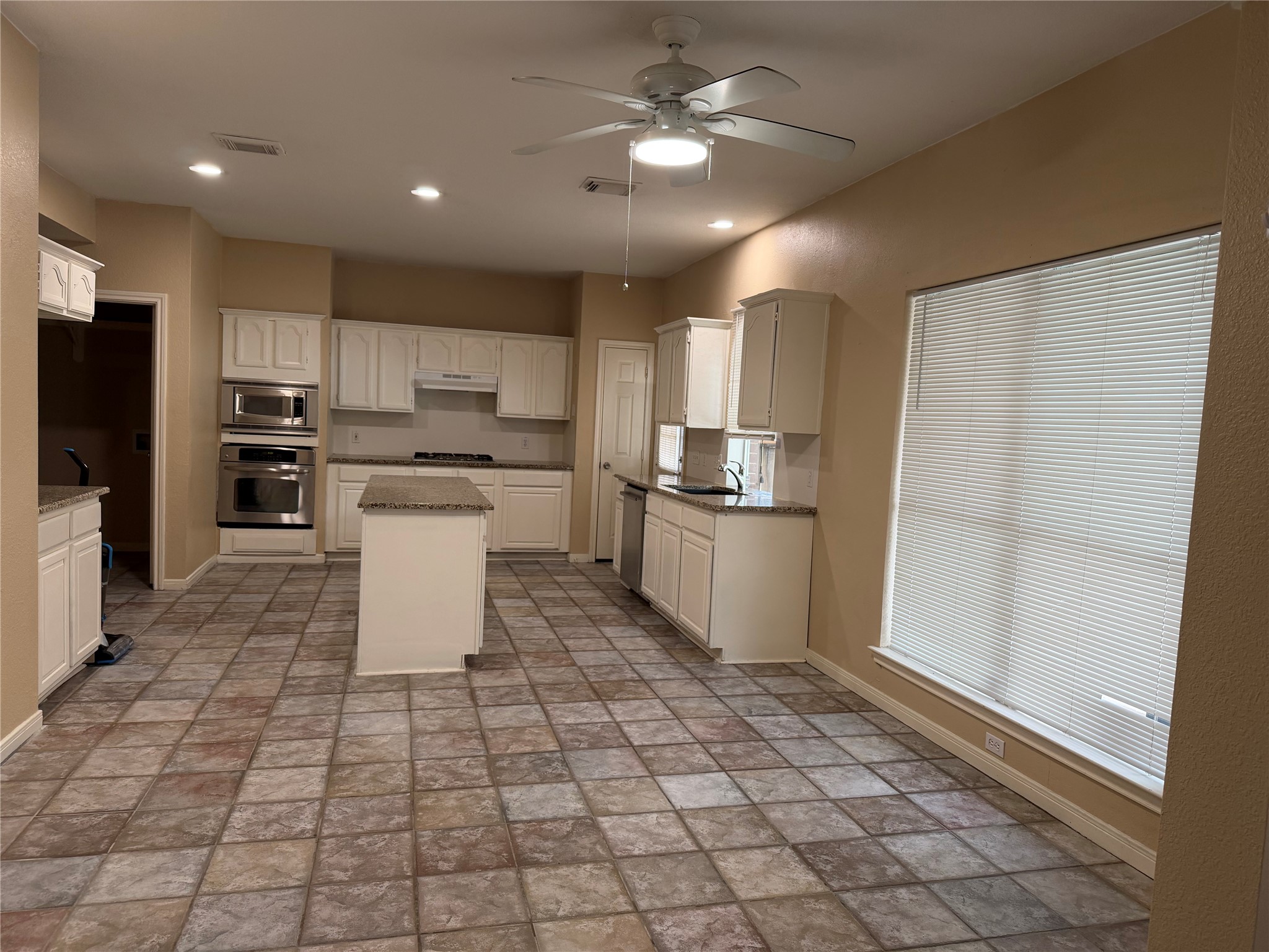 2810 White Oak Lane, Pearland, TX 77584