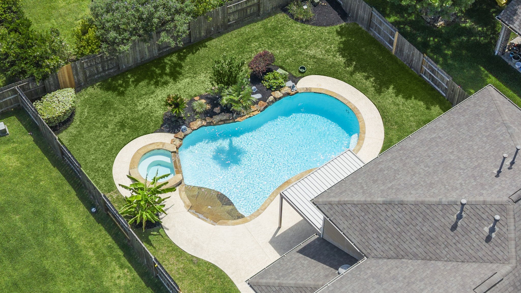 This is a great pool in this yard!