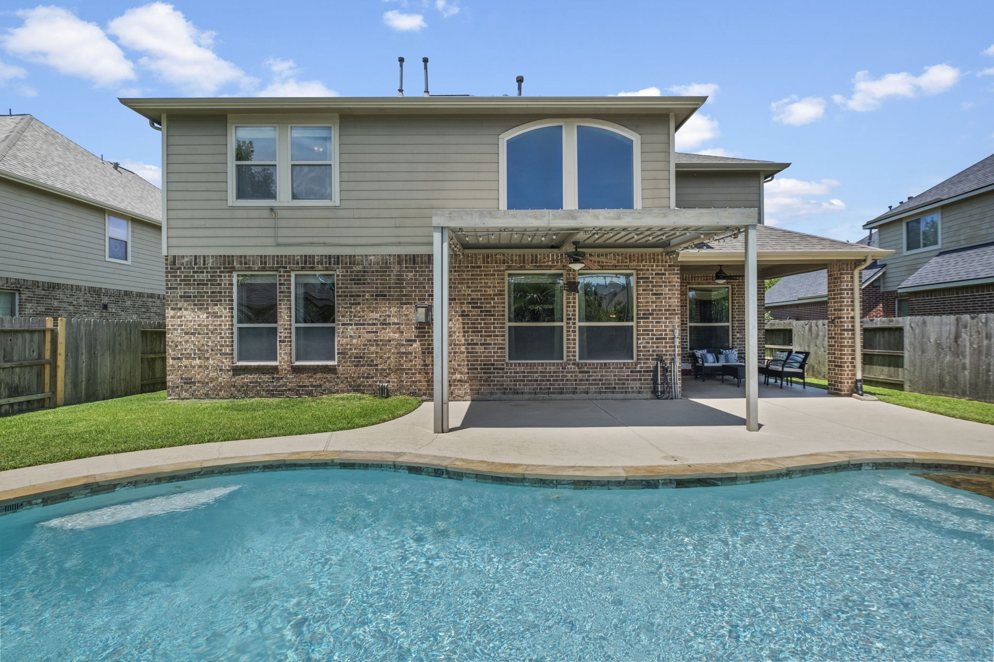 An additional arbor with ceiling fan is a great perk for additional coverage!